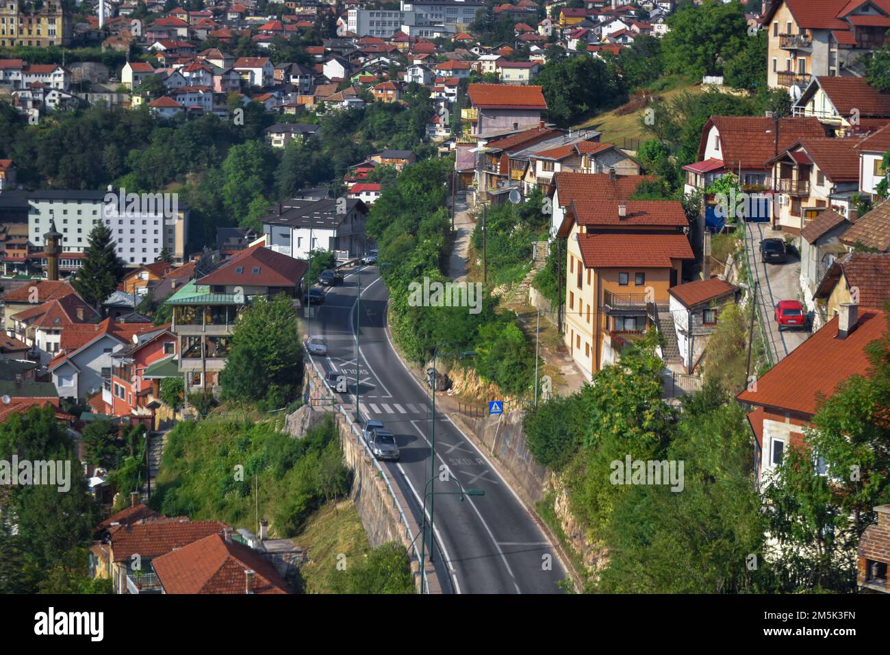 Une photo aérienne de la capitale de Sarajevo avec des bâtiments résidentiels entourés d'arbres Banque D'Images