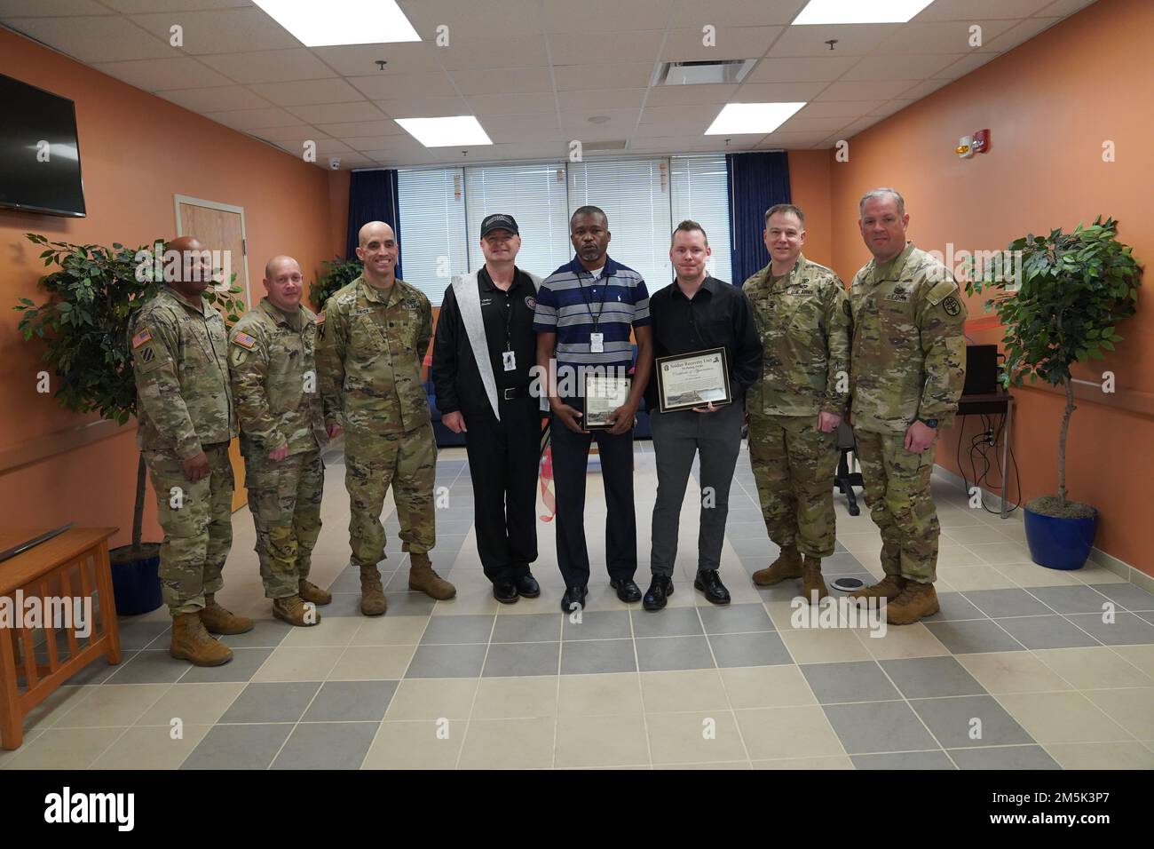 Le commandant de l'unité de rétablissement du soldat de l'Hôpital communautaire de l'Armée Martin, le lieutenant-colonel « Dusty » Brion, célèbre l'ouverture du café Internet de la SRU avec le commandant du BMACH, le colonel Kevin Kelly, le sergent de commandement du BMACH, le Maj. Alexander Poutou, le sergent de la SRU, le Maj. Douglas Grothen, le directeur du NEC, Michael Childers, et son équipe. Banque D'Images