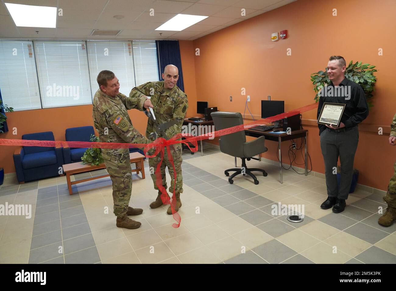 Le commandant de l'unité de récupération du soldat de l'hôpital communautaire Martin Army, le lieutenant-colonel « Dusty », ouvre officiellement le café Internet de la SRU avec une cérémonie de découpe du ruban. Banque D'Images