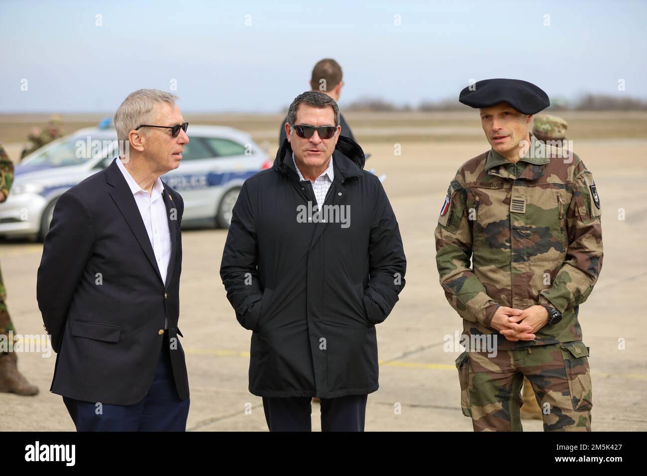 ÉTATS-UNIS Stephen Lynch, membre du Congrès, États-Unis Le congressiste Mark Green et le colonel français Vincent Minguet, commandant de la tête de frégate de Taskforce, discutent des opérations françaises lors d'une exposition statique de l'OTAN à la base aérienne de Mihail Kogalniceanu, sur 21 mars 2022. La délégation s’est rendue en Roumanie pour s’engager avec les États-Unis Les forces et les partenaires de l'OTAN pour mieux comprendre les efforts stratégiques des États-Unis en Europe. Banque D'Images
