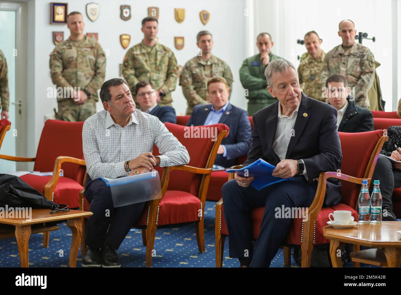 ÉTATS-UNIS Les membres du Congrès Stephen Lynch et Mark Green écoutent Simona Cojocaru, secrétaire d'État roumain et chef du département de la politique de défense, de la planification et des relations internationales, alors qu'elle a parlé des forces roumaines et de l'OTAN à la base aérienne de Mihail Kogalniceanu, sur 21 mars 2022. La délégation s’est rendue en Roumanie pour s’engager avec les États-Unis Les forces et les partenaires de l'OTAN pour mieux comprendre les efforts stratégiques des États-Unis en Europe. Banque D'Images