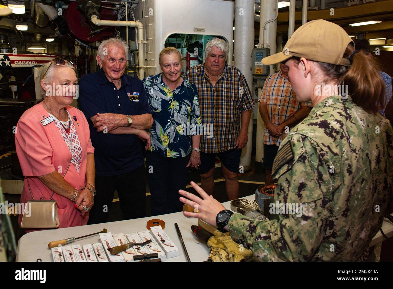 BRISBANE, Australie (21 mars 2022) - le compagnon d'électricien 3rd classe Dailey Kohtz, un marin affecté à l'émory S. le sous-marin de classe terrestre USS Frank Cable (AS 40), explique les capacités de réparation électrique du navire aux membres de l'Association commémorative de la mer de Corail lors d'une visite du navire à Brisbane, en Australie, 21 mars. Frank Cable est en patrouille et effectue l'entretien et la logistique expéditionnaires à l'appui de la sécurité nationale dans la zone d'opérations de la flotte américaine 7th. Banque D'Images