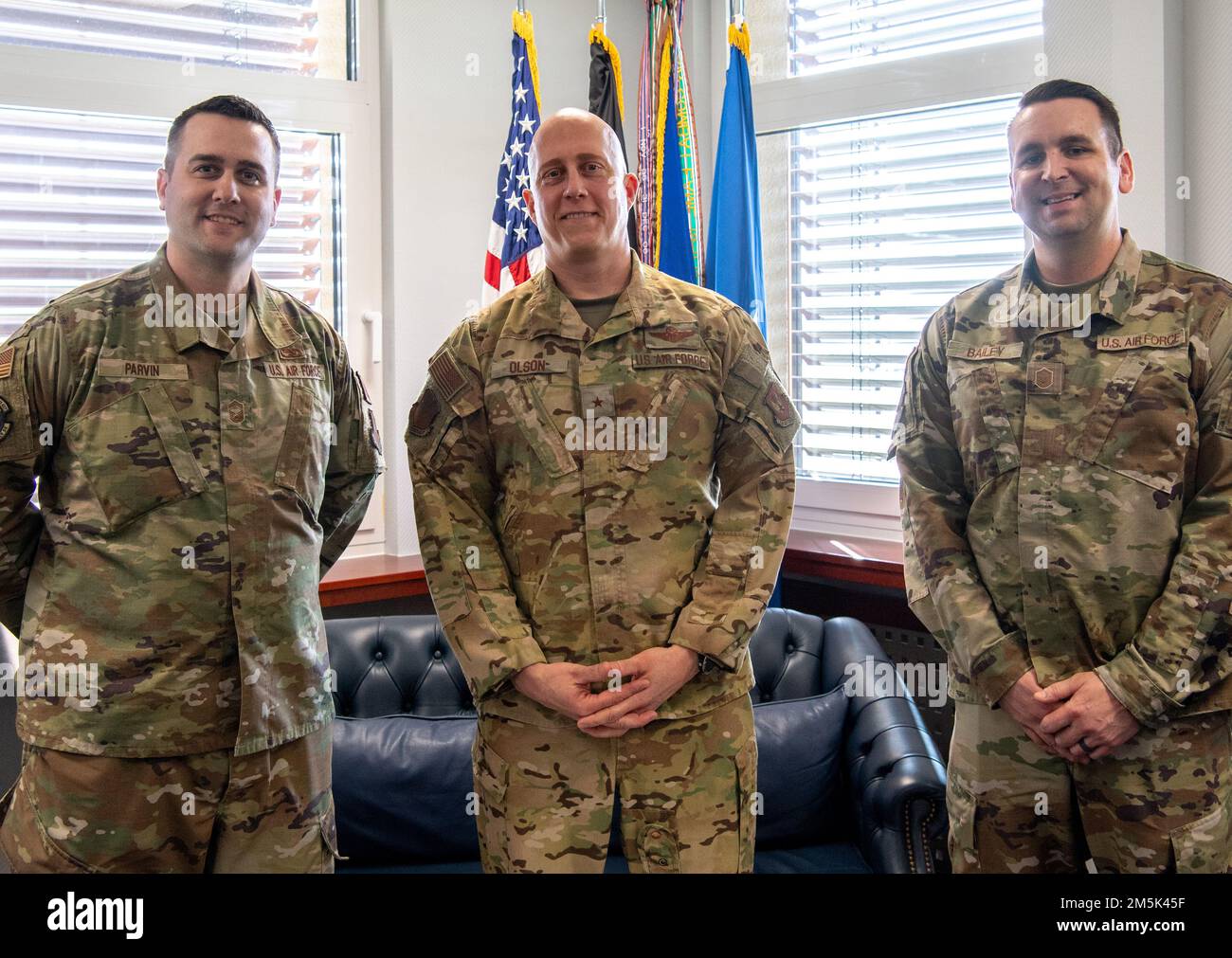 ÉTATS-UNIS Sergent-chef principal de la Force aérienne Jason Parvin, surintendant du 86th Escadron de maintenance, à gauche, Brig. Le général Josh Olson, commandant de l’escadre du 86th transport aérien, centre, et le Sgt. Maître Daniel Bailey, surintendant des réparations lourdes de l’escadron du génie civil 786th, se réunissent à la suite d’une réunion du Fonds d’assistance de la Force aérienne à la base aérienne de Ramstein, en Allemagne, le 21 mars 2022. L’équipe Ramstein espère dépasser son objectif de $144 786 pour la campagne 2022 de l’AFAF. Banque D'Images