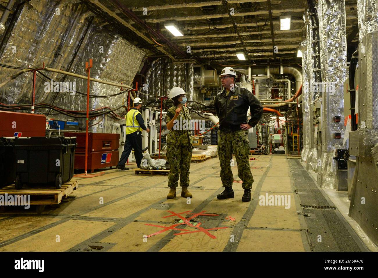 220321-N-ZS023-1023 (21 mars 2022) BASE NAVALE SAN DIEGO Cmdr. Edison Rush, à droite, commandant à bord du navire de combat littoral de type Independence-variant USS Manchester (LCS 14) Blue Crew, donne une visite de la baie de la mission au capitaine Kim Davis, commandant de la préparation de la médecine navale et du Commandement de l'entraînement San Diego, au cours d'une visite. La LCS est une plate-forme rapide, agile et axée sur les missions, conçue pour fonctionner dans des environnements proches du littoral, qui permet de lutter contre les menaces côtières de 21st siècles. LCS est capable de soutenir la présence directe, la sécurité maritime, le contrôle maritime et la dissuasion. Banque D'Images