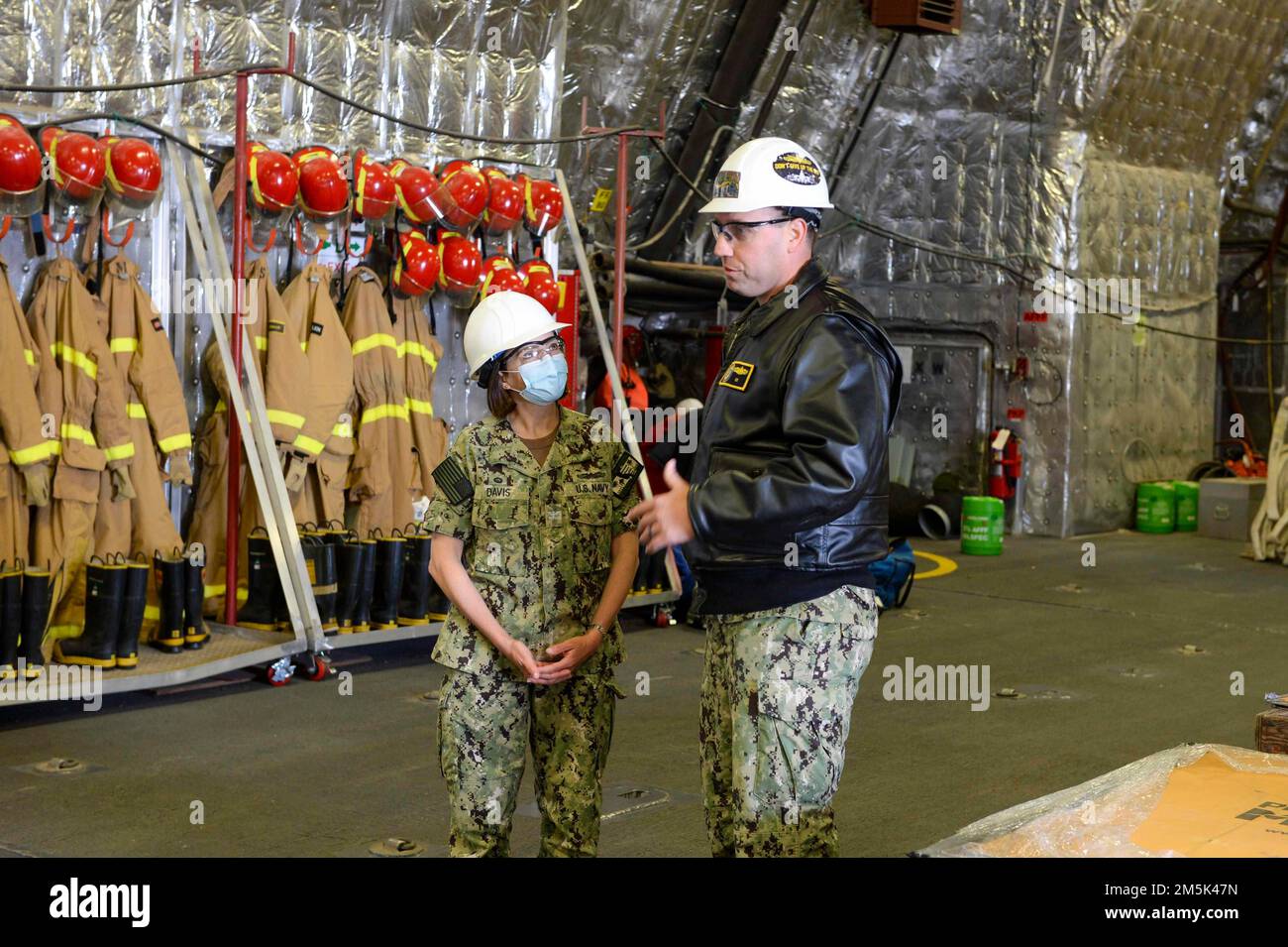 220321-N-ZS023-1035 (21 mars 2022) BASE NAVALE SAN DIEGO Cmdr. Edison Rush, à droite, commandant à bord du navire de combat littoral de type Independence-variant USS Manchester (LCS 14) Blue Crew, donne une visite de la baie de la mission au capitaine Kim Davis, commandant de la préparation de la médecine navale et du Commandement de l'entraînement San Diego, au cours d'une visite. La LCS est une plate-forme rapide, agile et axée sur les missions, conçue pour fonctionner dans des environnements proches du littoral, qui permet de lutter contre les menaces côtières de 21st siècles. LCS est capable de soutenir la présence directe, la sécurité maritime, le contrôle maritime et la dissuasion. Banque D'Images