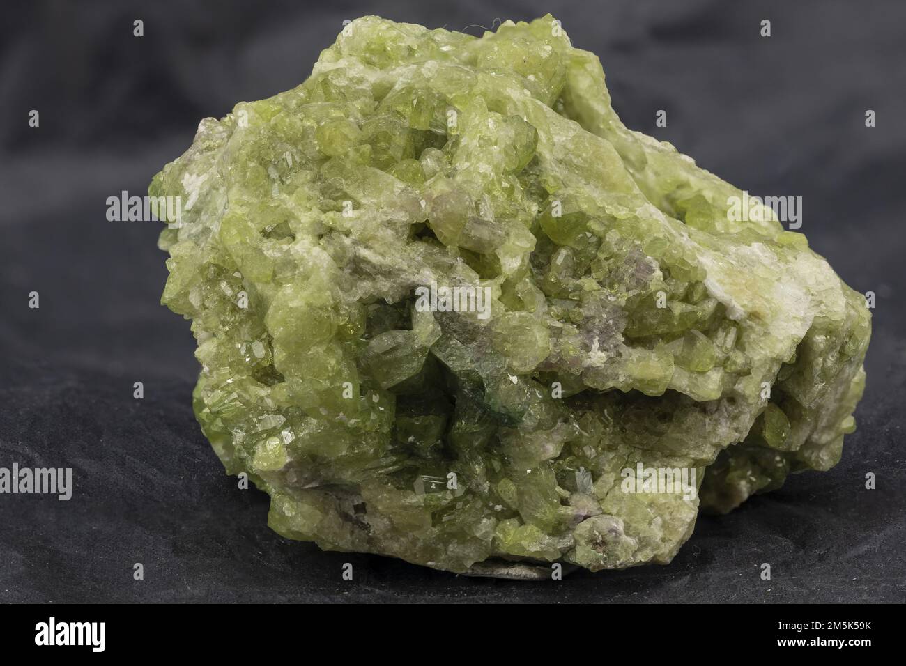 cristaux d'un minéral vert appartenant à la classe des sorosilicates Banque D'Images