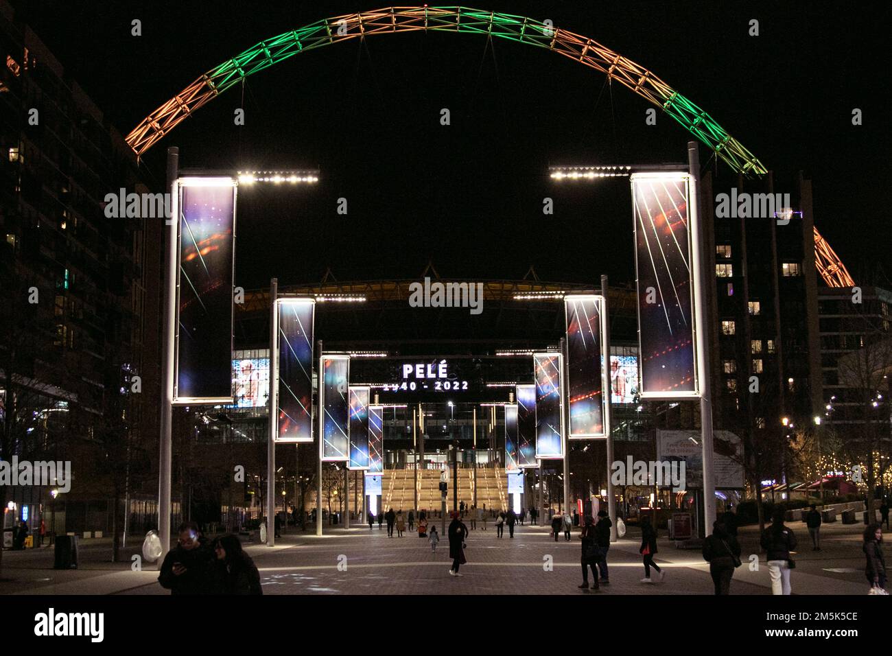 Hommages au stade Wembley, dans le nord-ouest de Londres, à Pele, roi brésilien du football, qui a remporté un record de trois coupes du monde et est devenu l'une des figures sportives les plus impressionnantes du siècle dernier, qui est mort à Sao Paulo jeudi. Banque D'Images