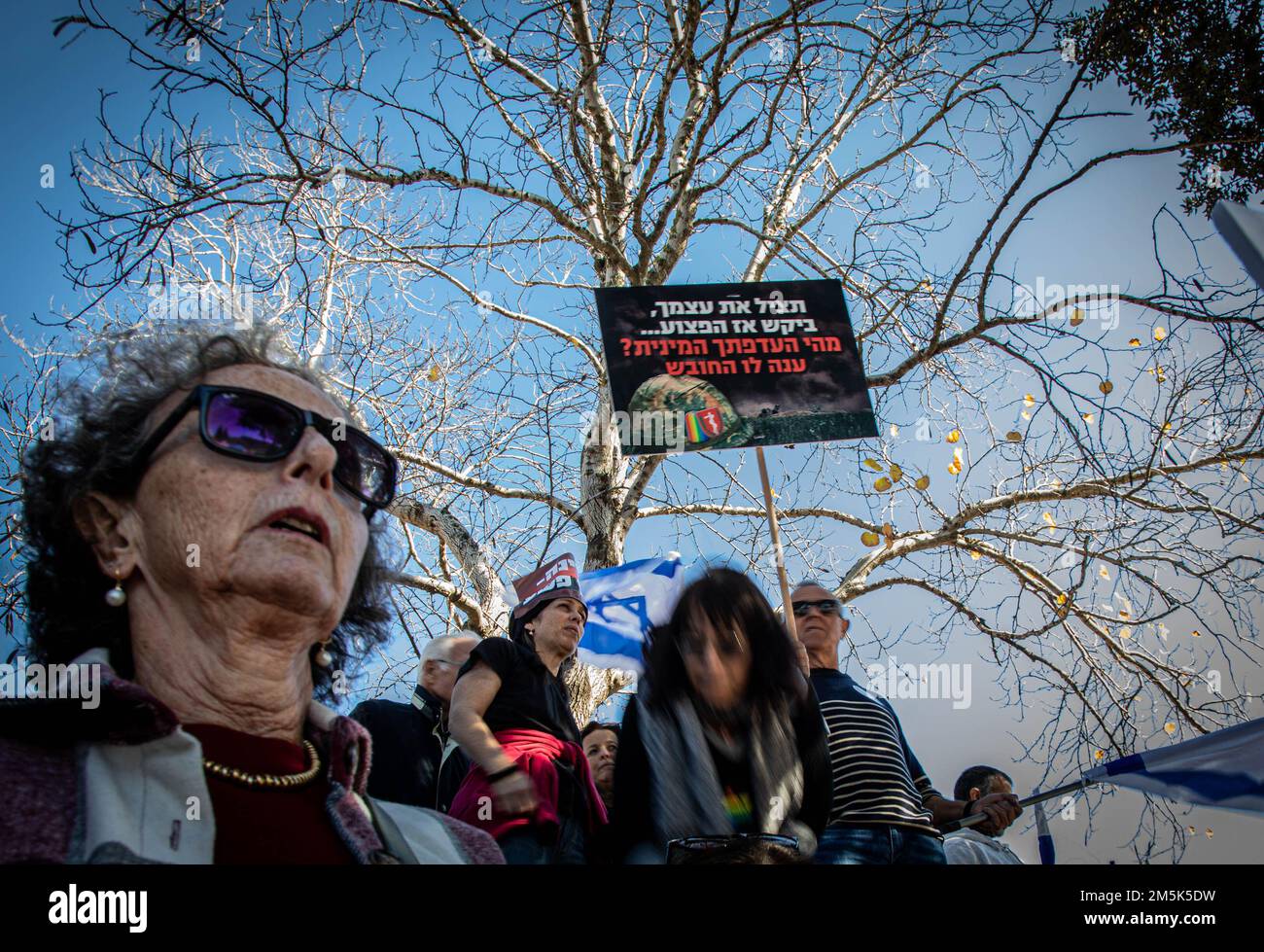 Jérusalem, Israël. 29th décembre 2022. Un protestant israélien tient une plaque lors de la manifestation contre le nouveau gouvernement en dehors du Parlement israélien de la Knesset. Jeudi, le Parlement israélien a prêté serment à Benjamin Netanyahou en tant que Premier ministre, inaugurant le gouvernement religieux le plus à droite du pays dans son histoire. Crédit : SOPA Images Limited/Alamy Live News Banque D'Images