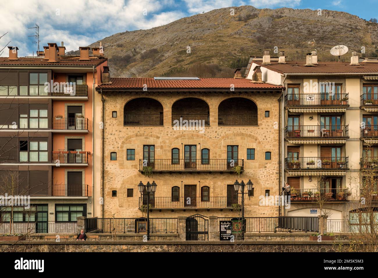 Palais médiéval de Basazabal le plus ancien bâtiment d'Azpeitia sur la promenade de la rivière Urola, Guipúzcoa, Pays basque, Espagne, Europe Banque D'Images
