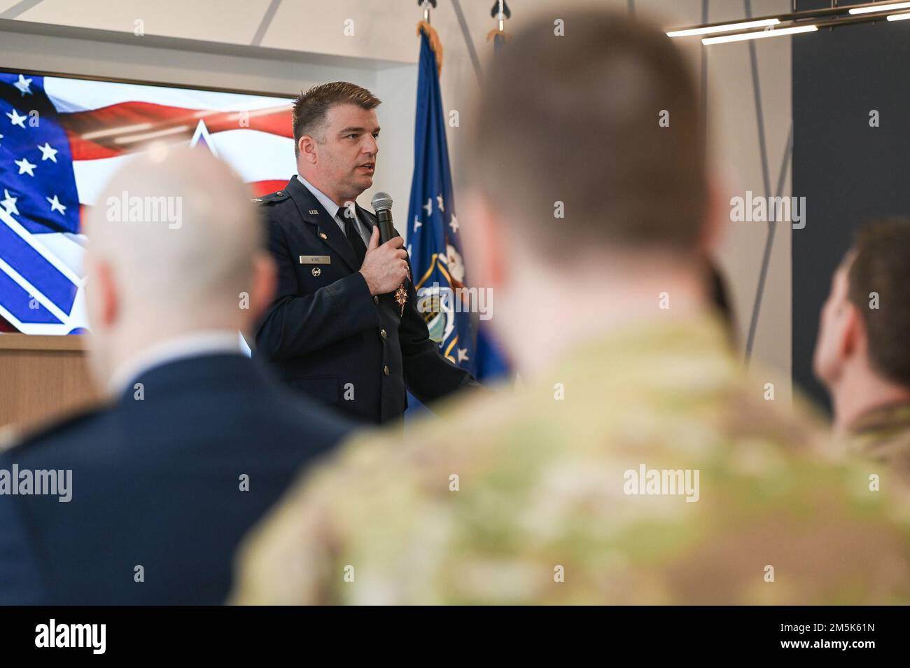 Le colonel Robert King, chef principal de la Division des technologies de l'information et de l'infrastructure cybernétique de la Division, parle lors de sa cérémonie de retraite au Collaborative Nerve Centre, Concord, Massachusetts, 21 mars. King a pris sa retraite après 27 ans de service dans la Force aérienne. Banque D'Images