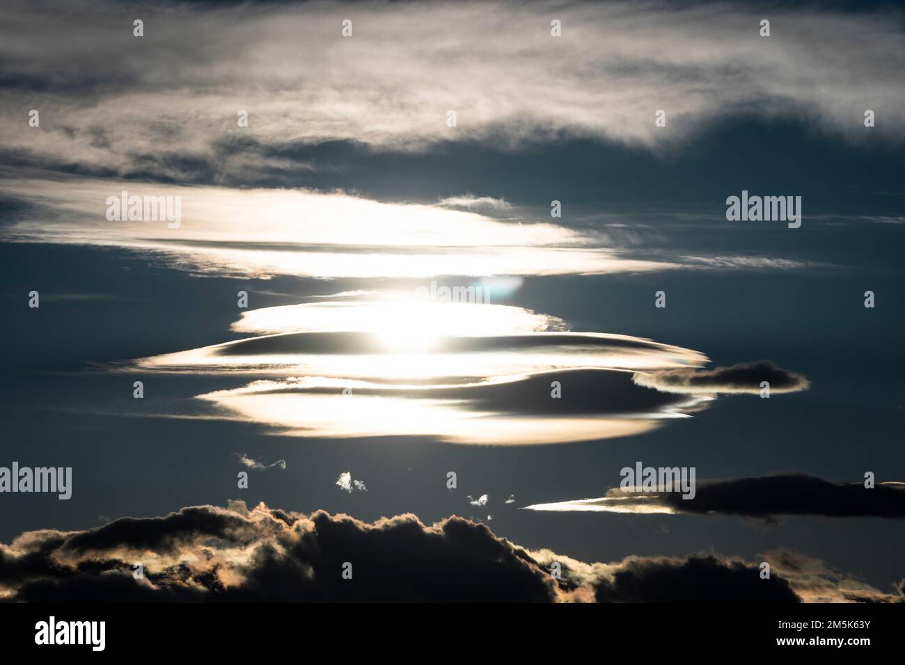 Nuages inquiétants dans le ciel du nord. Banque D'Images