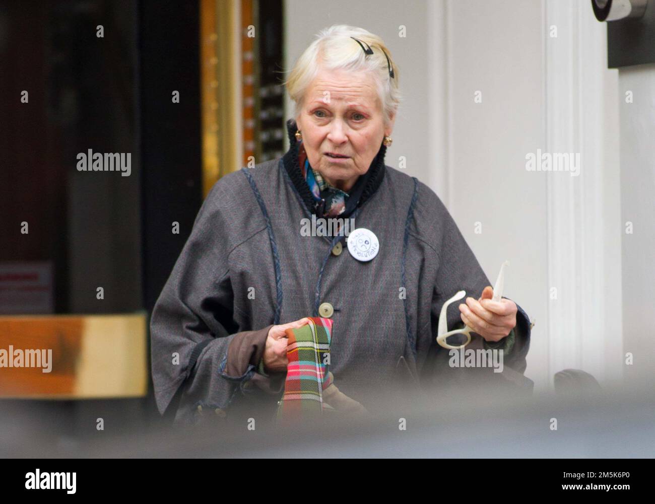 Vivienne Westwood quitte l'ambassade équatorienne à Londres après avoir visité Julian Assange. La couturière britannique Dame Vivienne Westwood est décédée Banque D'Images