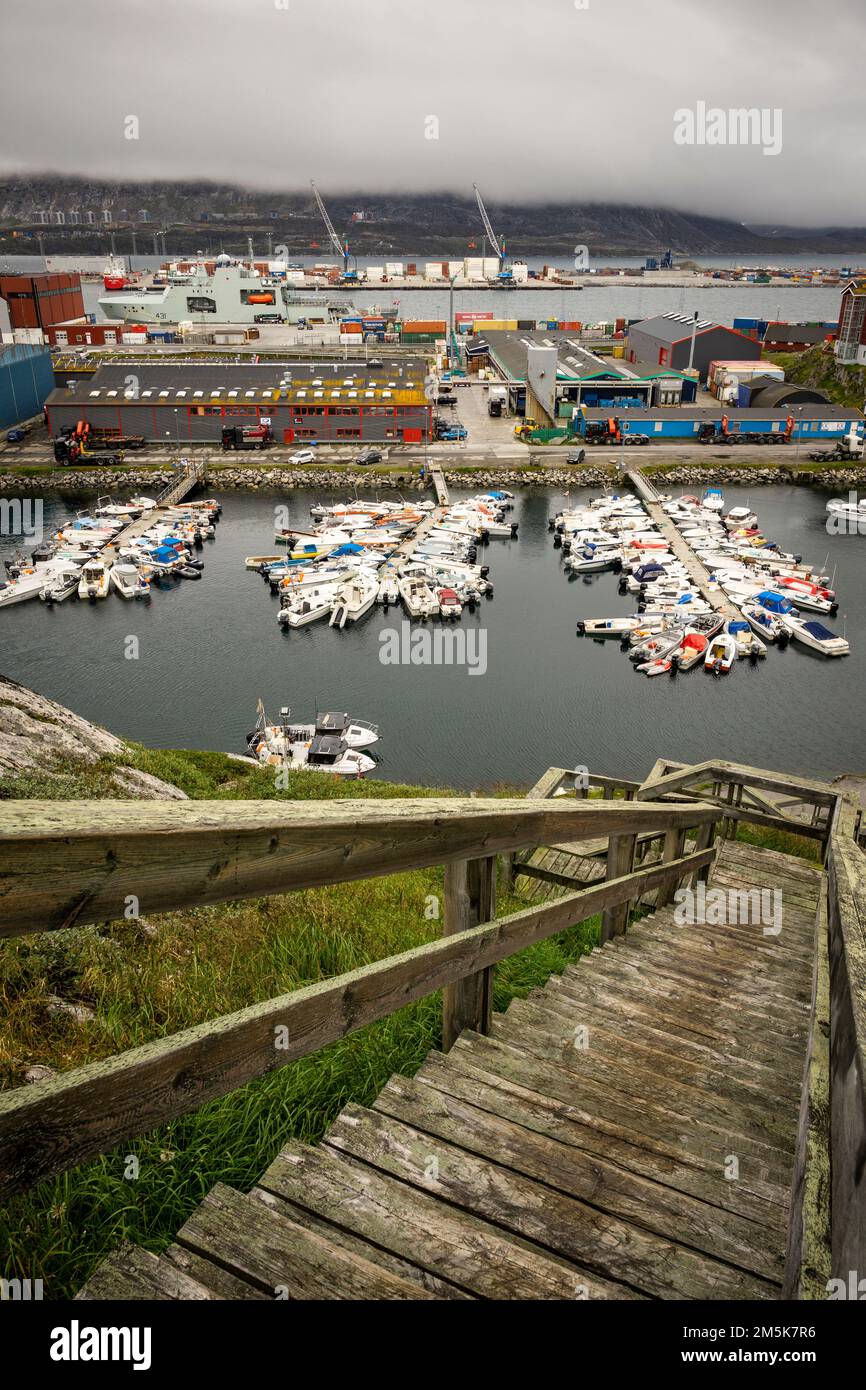 Des bateaux de pêche remplissent le port de Nuuk, au Groenland. Banque D'Images