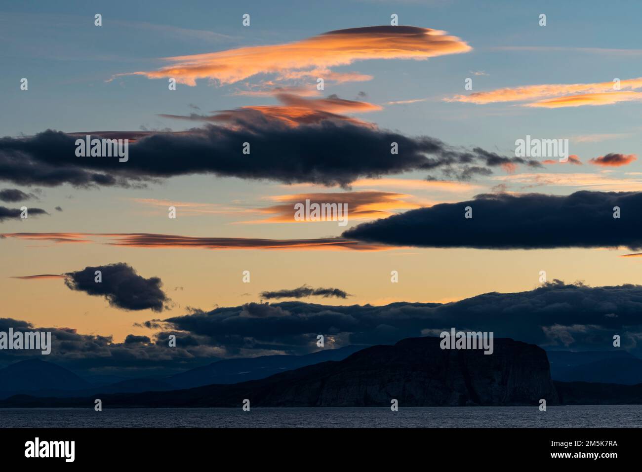 Nuages inquiétants dans le ciel du nord. Banque D'Images