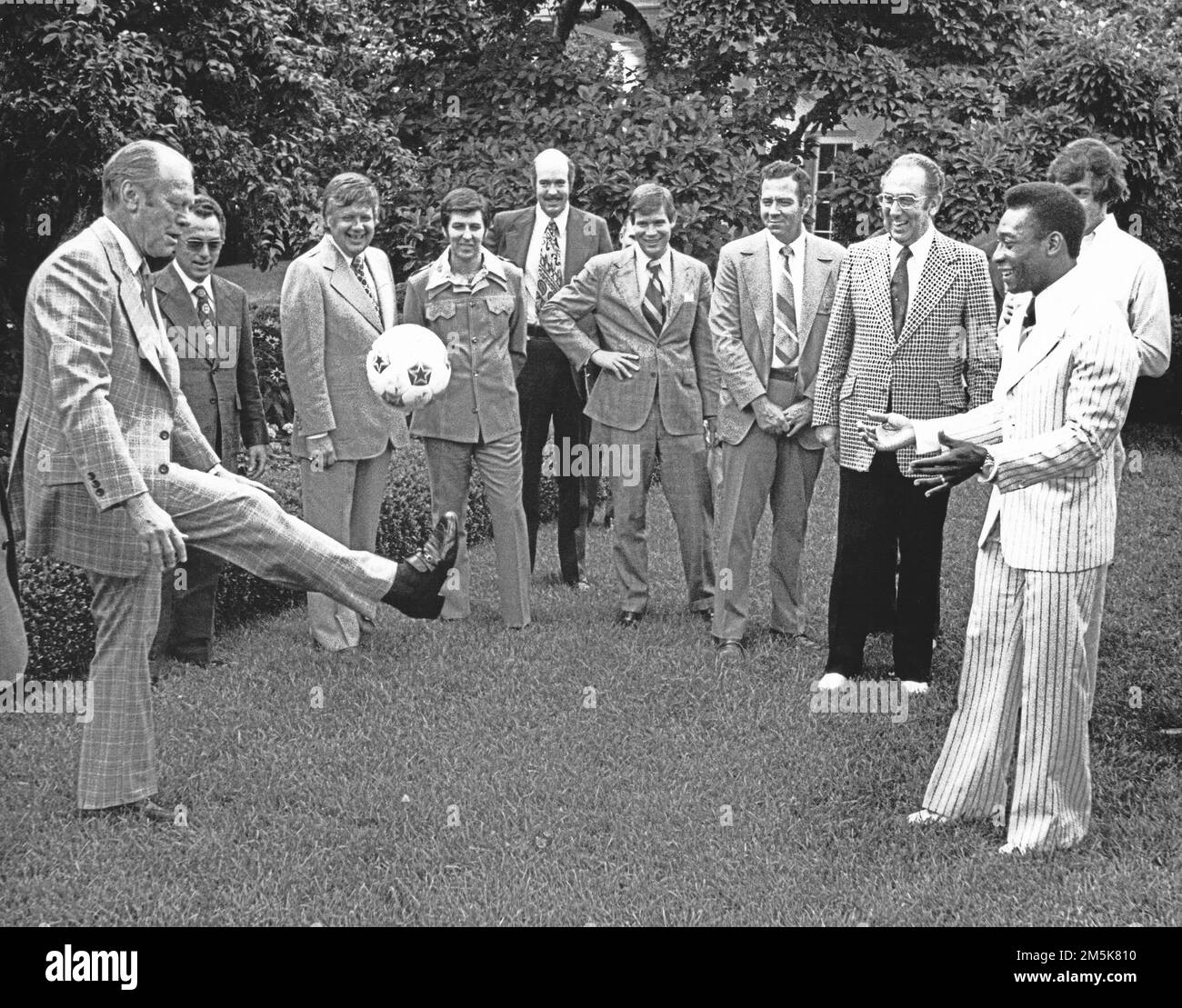 Journal BUT N°590 De 1975 : Péle Lance Le Soccer Aux USA + RC Lens Européen (très Bon état)