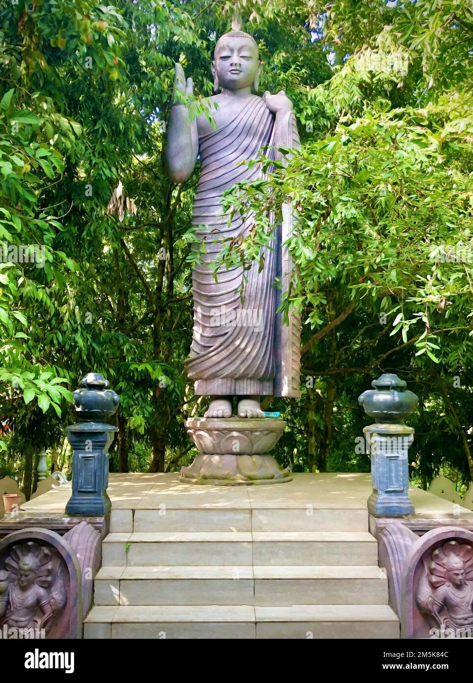 Une photo verticale d'une statue de Bouddha à l'extérieur d'un temple Banque D'Images