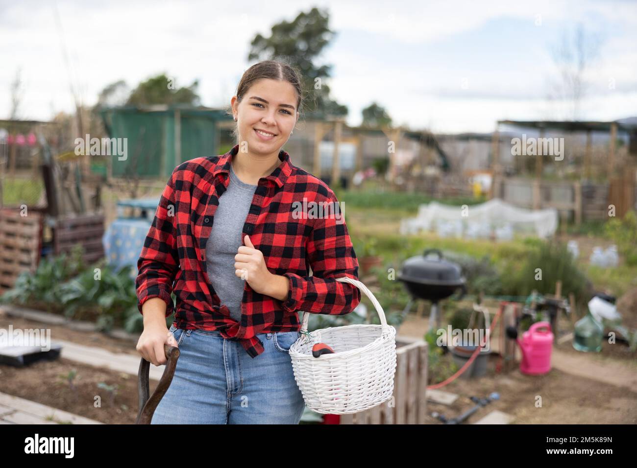 Portrait d'une jeune femme avec panier pour la récolte de légumes dans son  jardin Photo Stock - Alamy