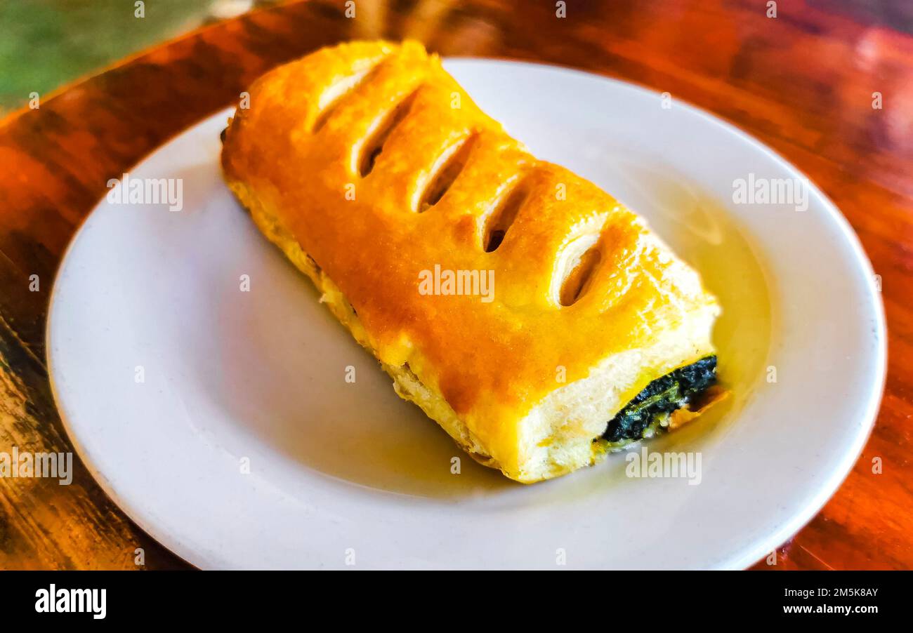 Plats mexicains typiques Tortas Tacos Empanadas rollos et tamales à El Cafecito à Zicatela Puerto Escondido Oaxaca Mexique. Banque D'Images