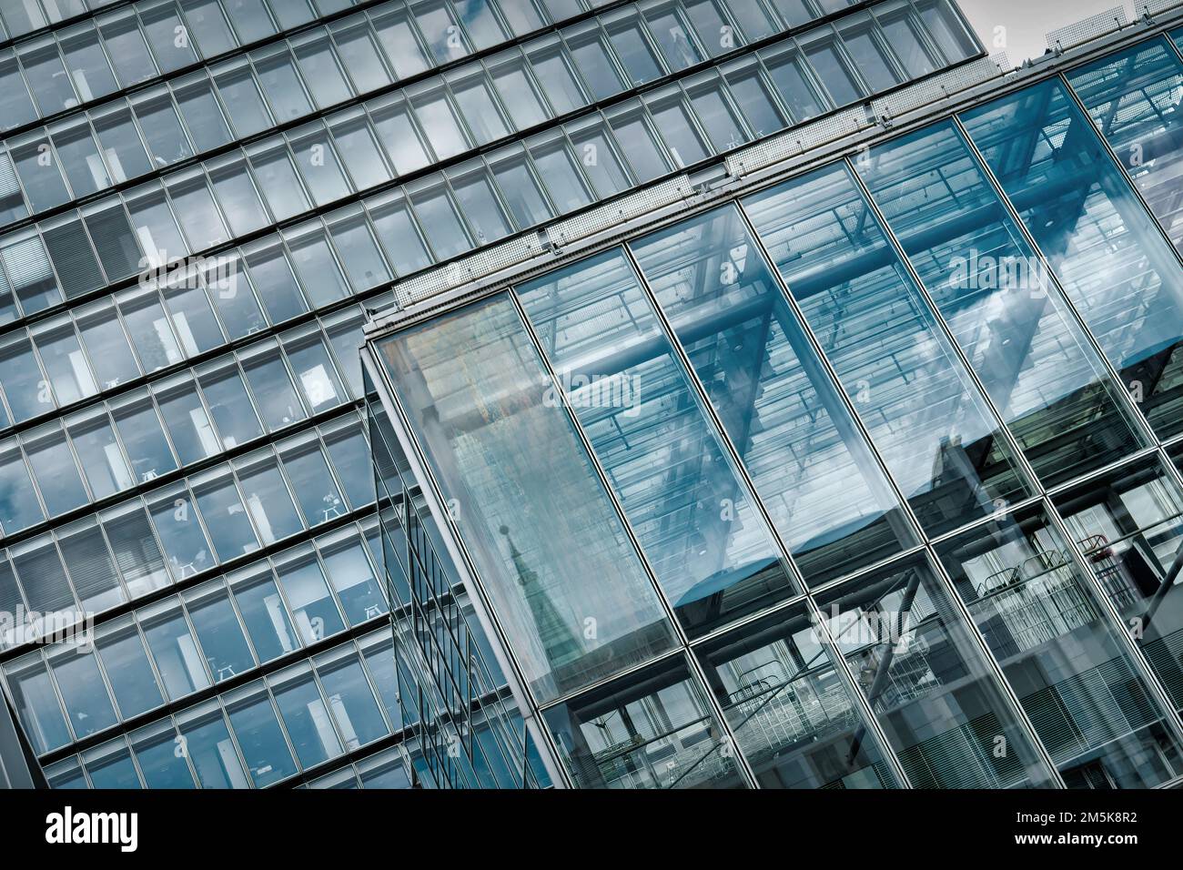 Bâtiments de bureaux en verre dans le centre de Düsseldorf, en Allemagne. Banque D'Images