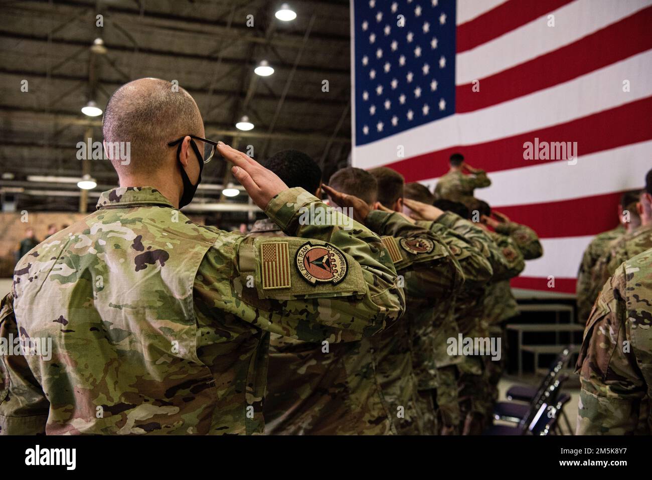 Les aviateurs de l'unité d'entretien des aéronefs de 36th saluent le drapeau américain alors que l'hymne joue à la base aérienne d'Osan, en République de Corée, au 21 mars 2022. L'UMA de 36th a reconnu 27 aviateurs comme chefs d'équipage dévoués lors d'une cérémonie du DCC, commémorant leur sélection avec un certificat, une pièce et un timbre pour leur uniforme. Ceux qui sont reconnus comme DCC auront leur nom écrit sur l'avion sur lequel ils travaillent, tout comme les DCC avant eux. Banque D'Images Les aviateurs de l'unité d'entretien des aéronefs de 36th saluent le drapeau américain alors que l'hymne joue à la base aérienne d'Osan, en République de Corée, au 21 mars 2022. L'UMA de 36th a reconnu 27 aviateurs comme chefs d'équipage dévoués lors d'une cérémonie du DCC, commémorant leur sélection avec un certificat, une pièce et un timbre pour leur uniforme. Ceux qui sont reconnus comme DCC auront leur nom écrit sur l'avion sur lequel ils travaillent, tout comme les DCC avant eux. Banque D'Images