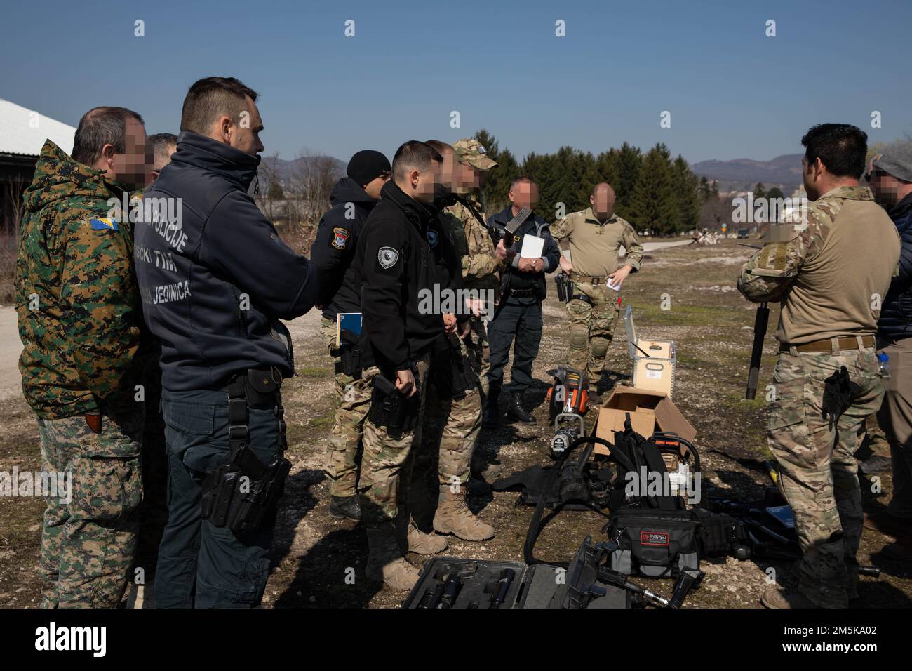 Enquêteurs et opérateurs de l'Agence d'enquête et de protection de l'État de Bosnie-Herzégovine (SIPA), unité spéciale de lutte contre le terrorisme de la Republika Srpska (RS CAJ), forces armées de Bosnie Herzégovine EOD, unité spéciale de police du district de Brcko (JSP), L'unité des services spéciaux du ministère fédéral de l'intérieur (FMUP SSU) reçoit sa première introduction aux outils de braconnage sur les terrains de formation de Rajlovac, Sarajevo, Bosnie-Herzégovine, 21 mars 2022. Des participants de toute la Bosnie-Herzégovine ont suivi une formation auprès des États-Unis Les forces spéciales de l'Armée de terre ont tenu 21-25 mars pendant une semaine d'exercice de brèche, ce qui a fourni une nouvelle formation Banque D'Images