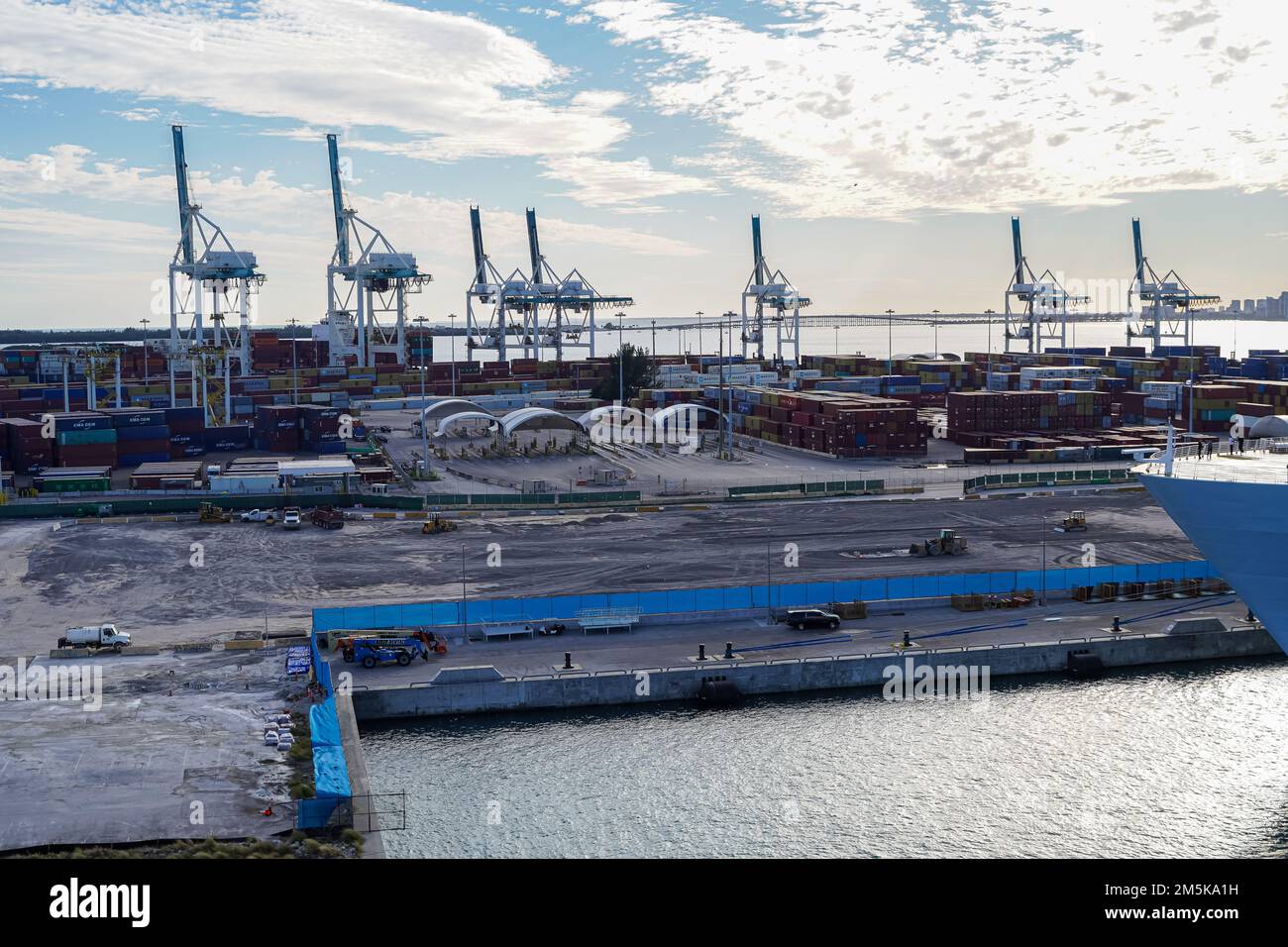 Miami, FL USA - 12 12 2022: Vue impressionnante sur les énormes grues à conteneurs dans le port de Miami Banque D'Images