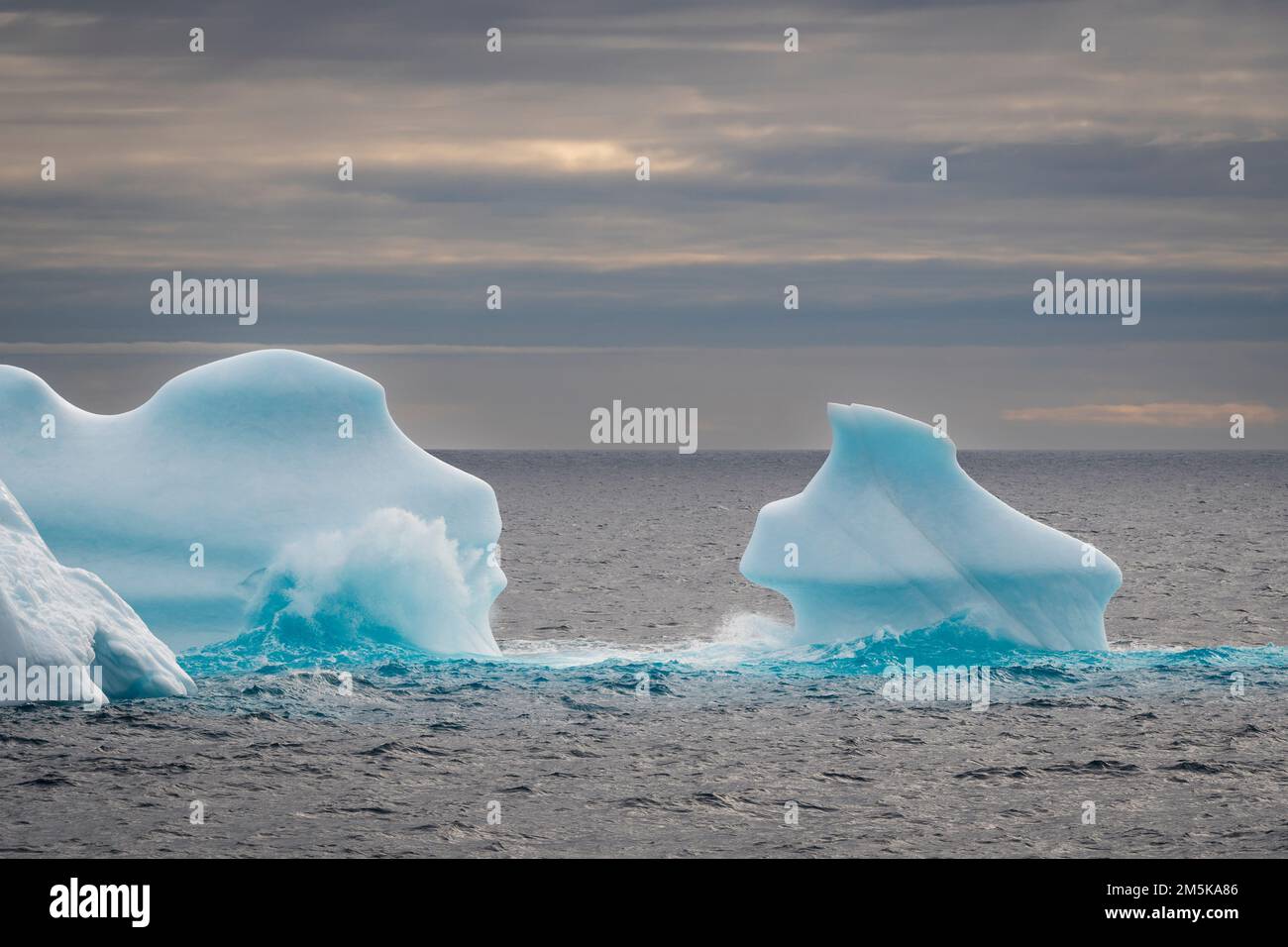 Grand iceberg flottant en mer dans la baie de Baffin, Nunavut, Canada. Banque D'Images