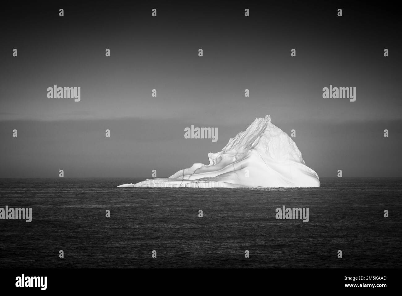 Grand iceberg flottant en mer dans la baie de Baffin, Nunavut, Canada. Banque D'Images