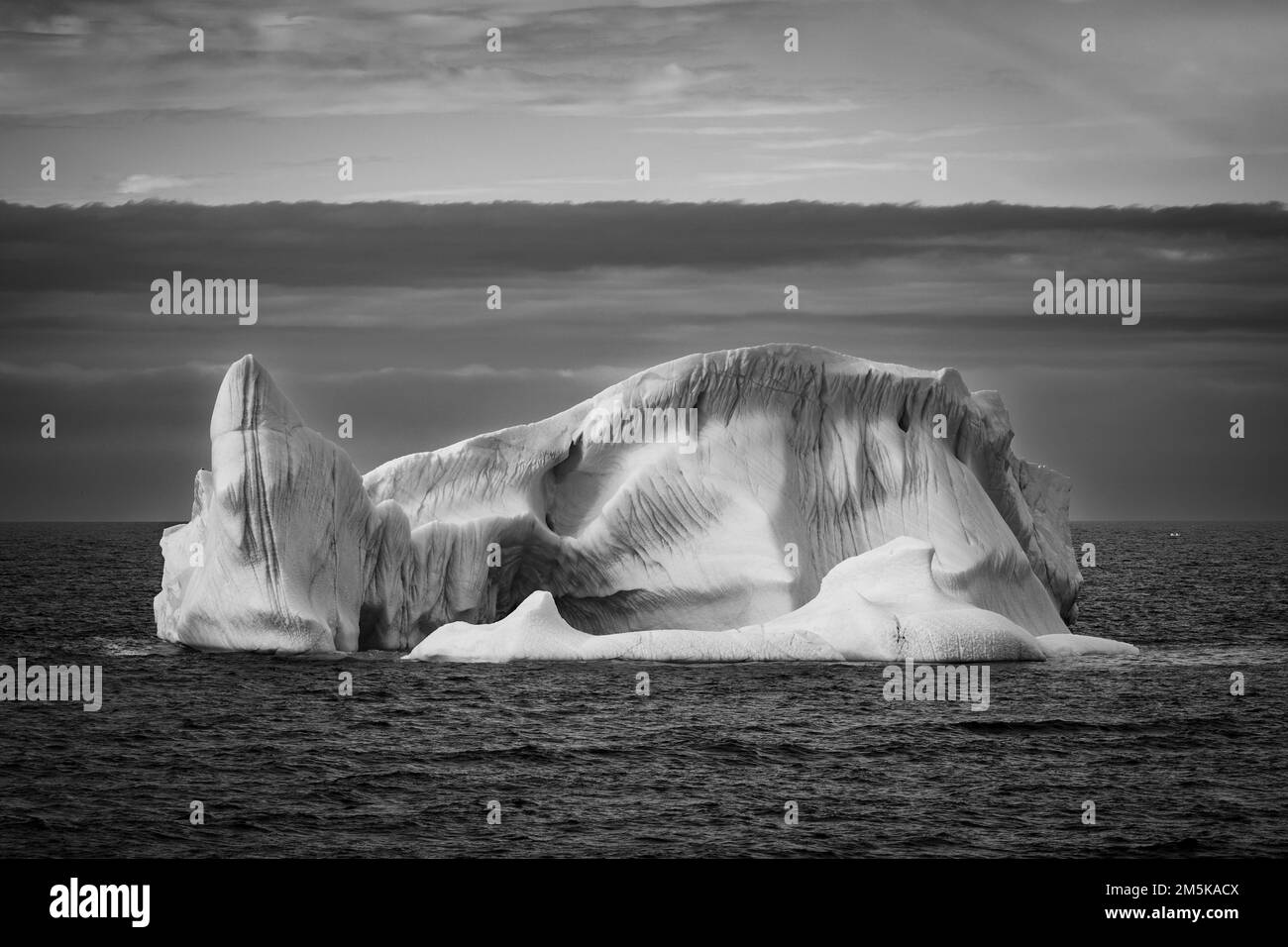 Grand iceberg flottant en mer dans la baie de Baffin, Nunavut, Canada. Banque D'Images