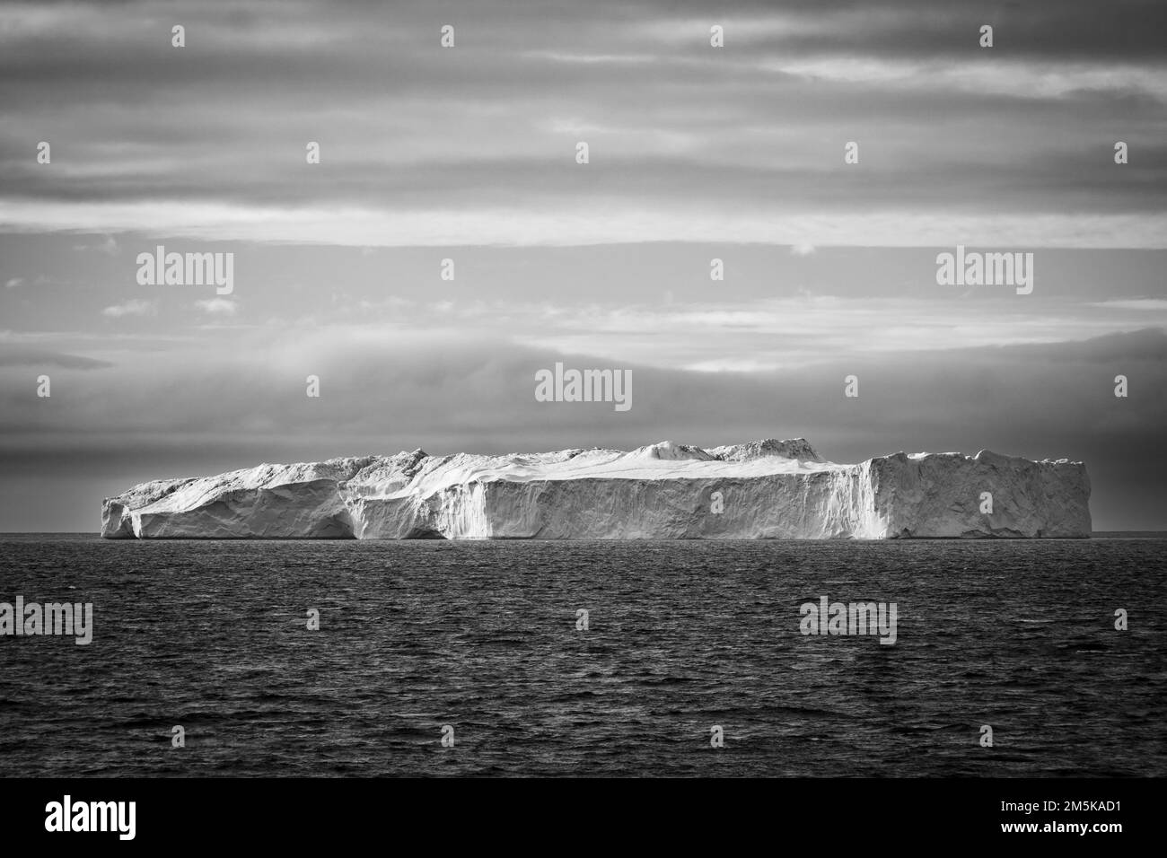 Grand iceberg flottant en mer dans la baie de Baffin, Nunavut, Canada. Banque D'Images