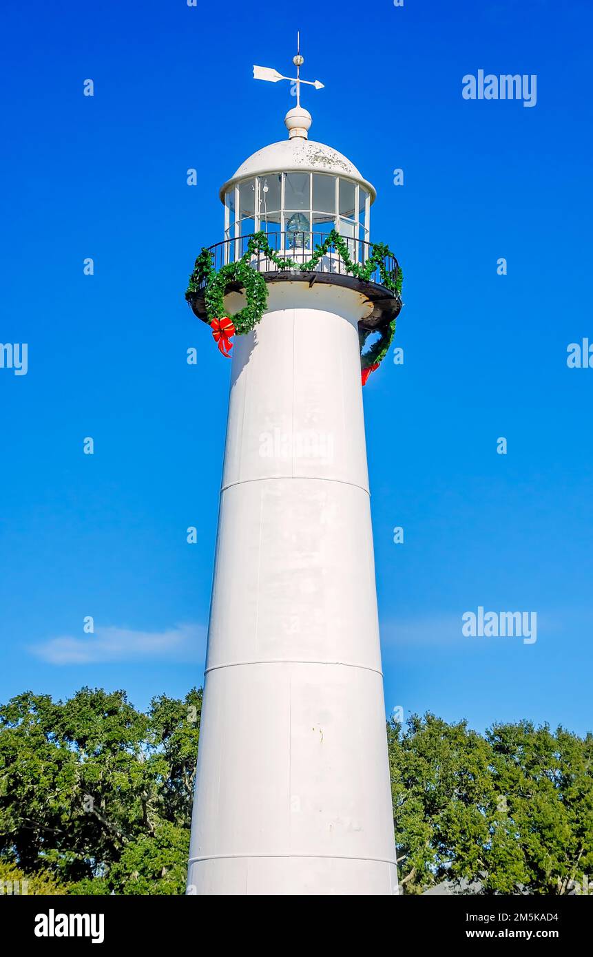 Le phare de Biloxi est décoré pour Noël, le 28 décembre 2022, à Biloxi, Mississippi. Le phare a été érigé en 1848. Banque D'Images