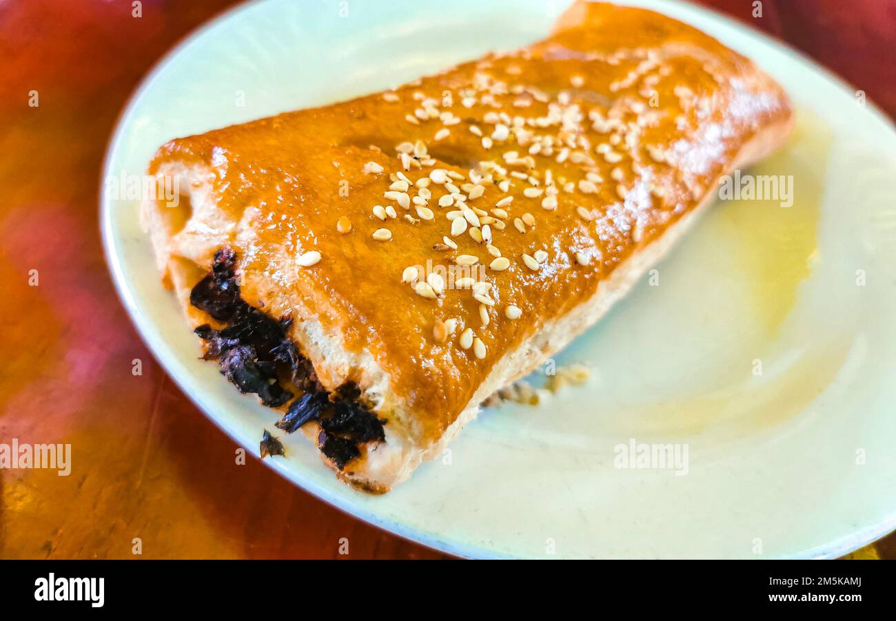 Plats mexicains typiques Tortas Tacos Empanadas rollos et tamales à El Cafecito à Zicatela Puerto Escondido Oaxaca Mexique. Banque D'Images