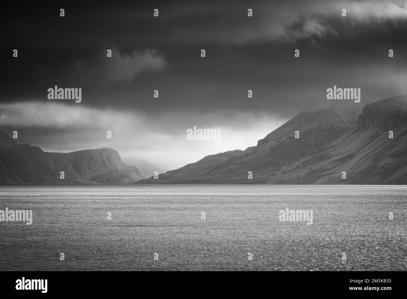 Rive de l'Inlet Admiralty à l'extrémité ouest de l'île de Baffin, dans l'est de l'arctique canadien. Banque D'Images