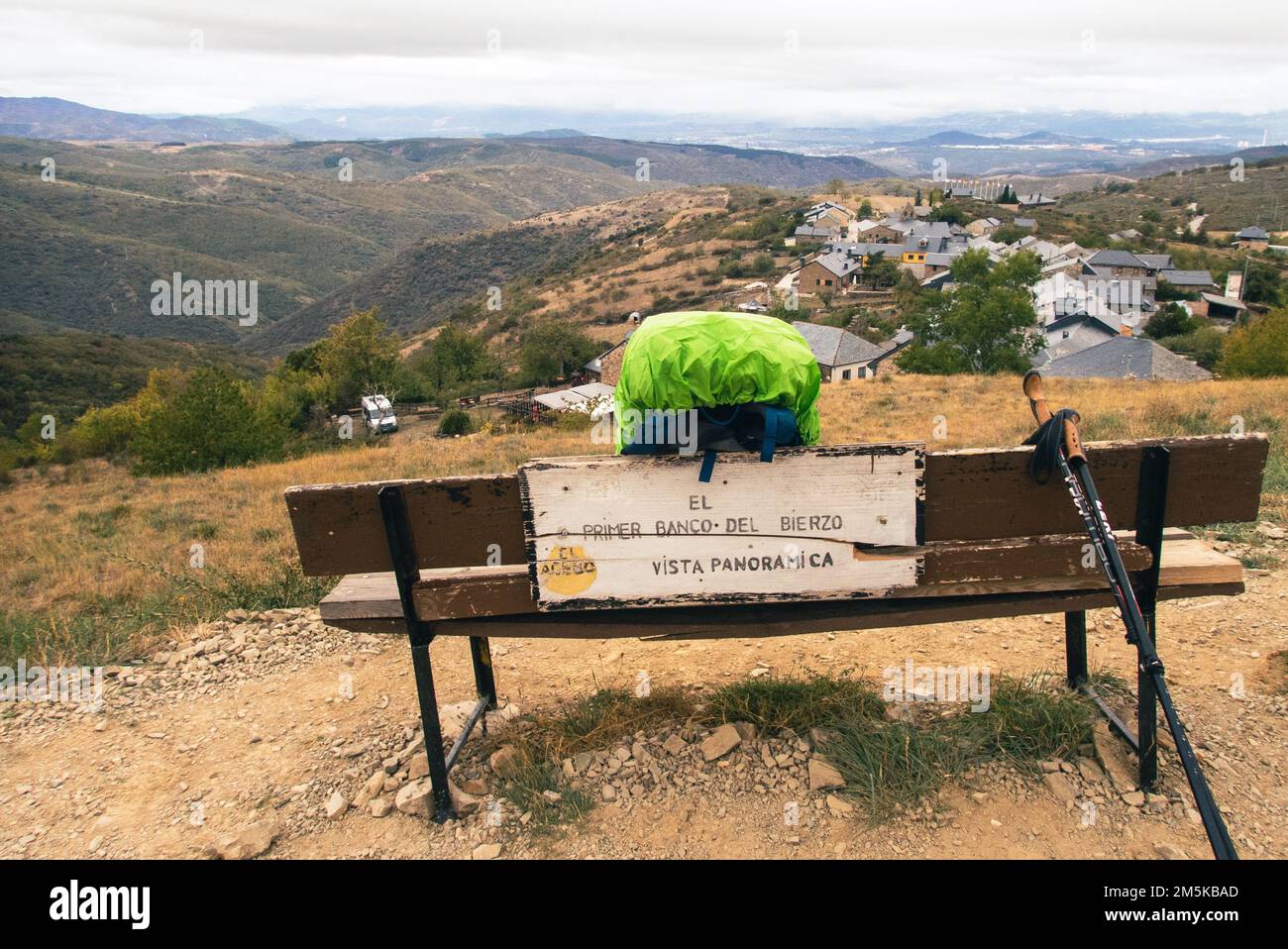 Le premier banc du quartier Bierzo! Lieu de repos pour les pèlerins : point de vue sur la voie Saint-James surplombant le village El Acebo et la vallée de Ponferrada. Banque D'Images