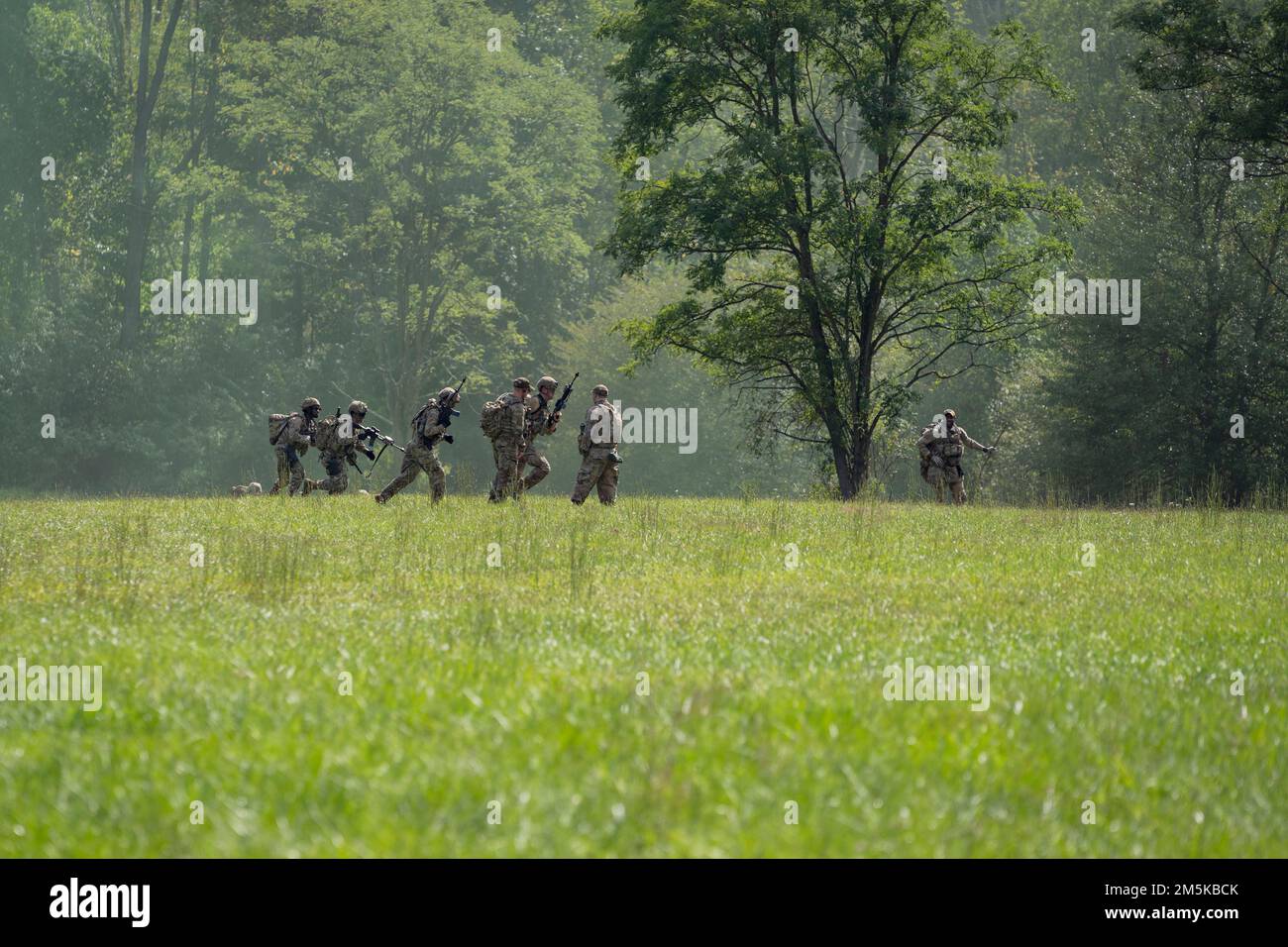 Cours de leadership de la Défense intégrée les élèves traversent un terrain ouvert tout en manœuvrant autour des forces d'opposition lors d'un exercice offensant au Camp James A Garfield, Ohio, le 7 septembre 2022. Le CIDP est un moyen pour les membres de la force de sécurité de la Réserve de la Force aérienne de répondre à leurs besoins annuels de formation et de maintenir la monnaie en tant que force de combat qualifiée. (É.-U. Photo de la Force aérienne par le Senior Airman Dylan Gentile) Banque D'Images