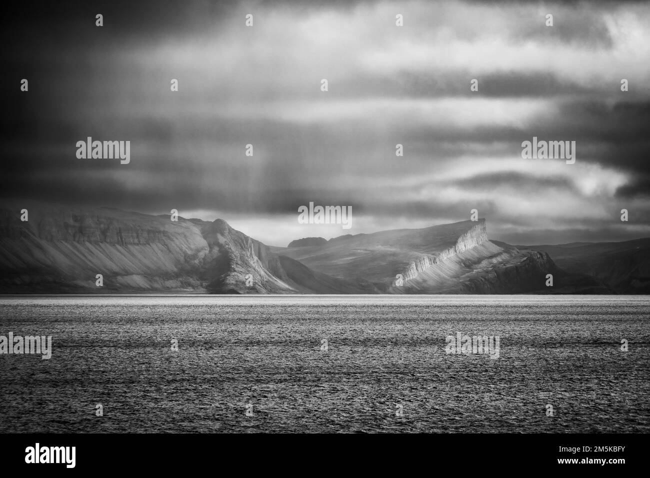 Rive de l'Inlet Admiralty à l'extrémité ouest de l'île de Baffin, dans l'est de l'arctique canadien. Banque D'Images