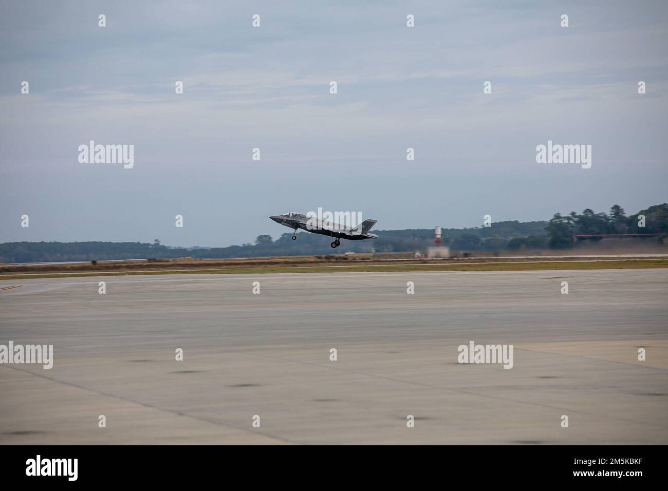 Un F-35B italien avec Marine Fighter Attack Training Squadron (VMFAT) 501 prend son envol à la Marine corps Air Station Beaufort, Caroline du Sud, le 14 décembre 2022. VMFAT-501 a aidé les pilotes et les responsables de la marine italienne F-35B et a contribué à l'élaboration de leur programme de formation biologique F-35B qui sera situé à la base aérienne Amendola, en Italie. (É.-U. Photo du corps marin par le Cpl Hernan Rodriguez) Banque D'Images