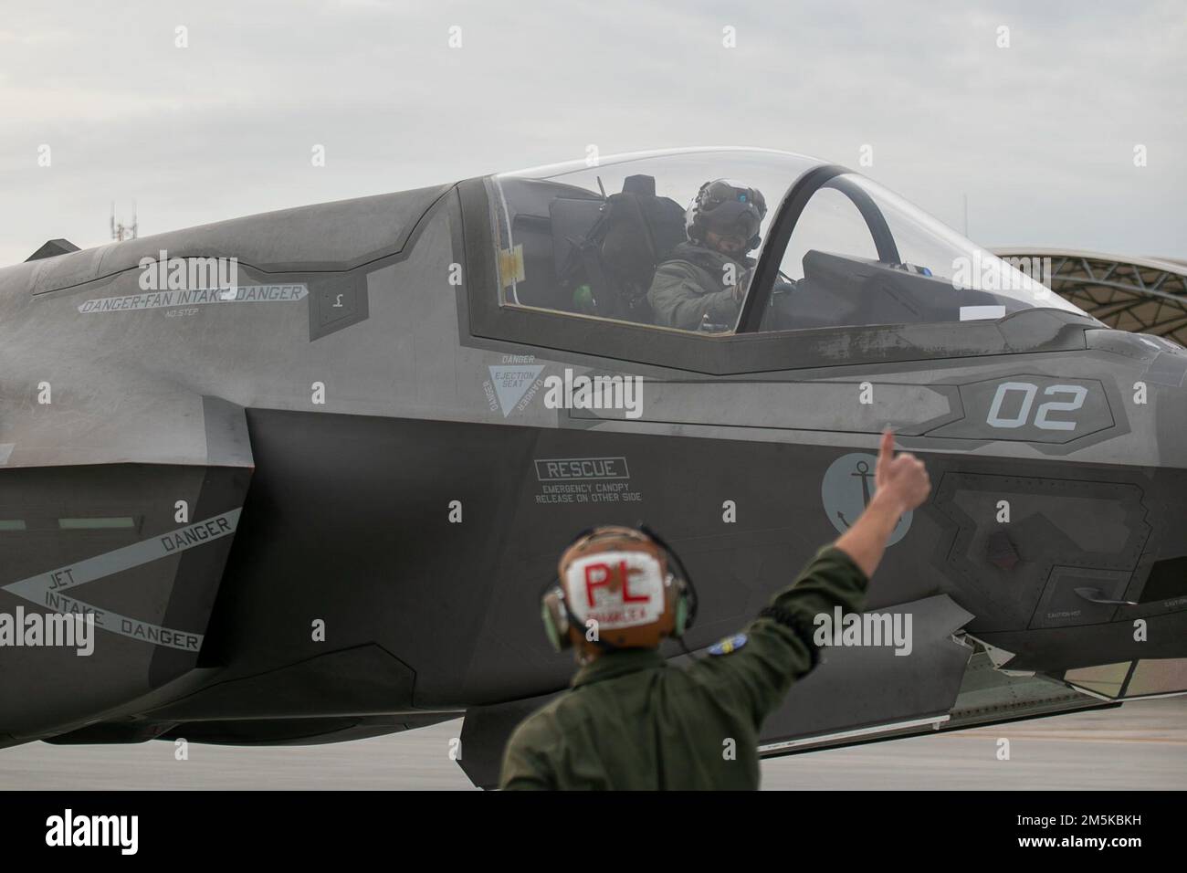 Un entraînement pilote italien avec le Marine Fighter Attack Training Squadron (VMFAT) 501 se prépare à décoller sur la ligne aérienne de Marine corps Air Station Beaufort, Caroline du Sud, le 14 décembre 2022. VMFAT-501 a aidé les pilotes et les responsables de la marine italienne F-35B et a contribué à l'élaboration de leur programme de formation biologique F-35B qui sera situé à la base aérienne Amendola, en Italie. (É.-U. Photo du corps marin par le Cpl Hernan Rodriguez) Banque D'Images