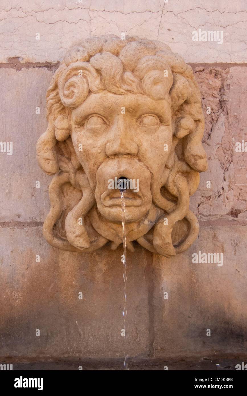 La tête de Medusa à une fontaine dans le centre historique de León Banque D'Images