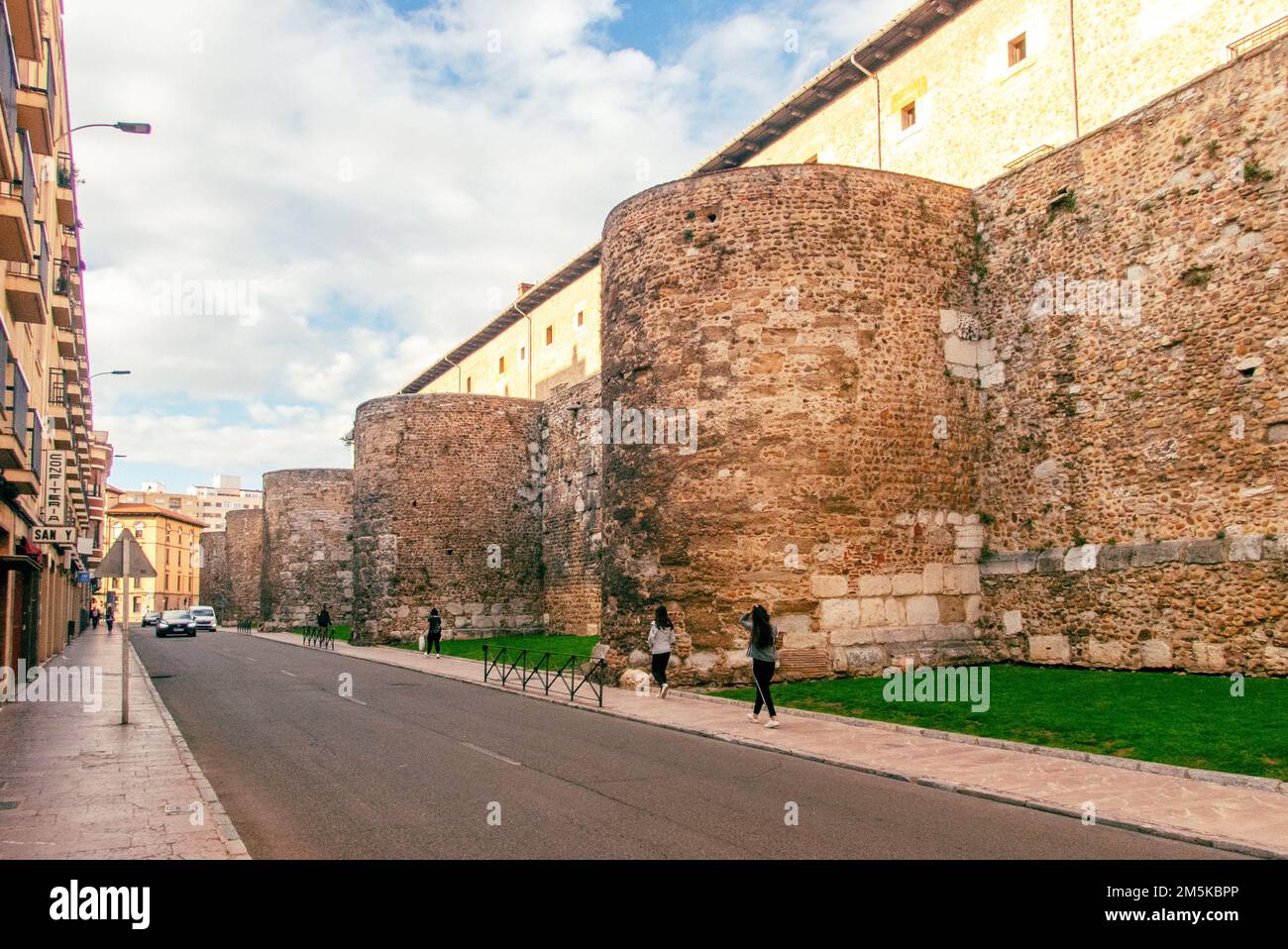 Un segment du mur de la ville romaine de León qui a été modifié et réparé tout au long du Moyen-âge. Banque D'Images