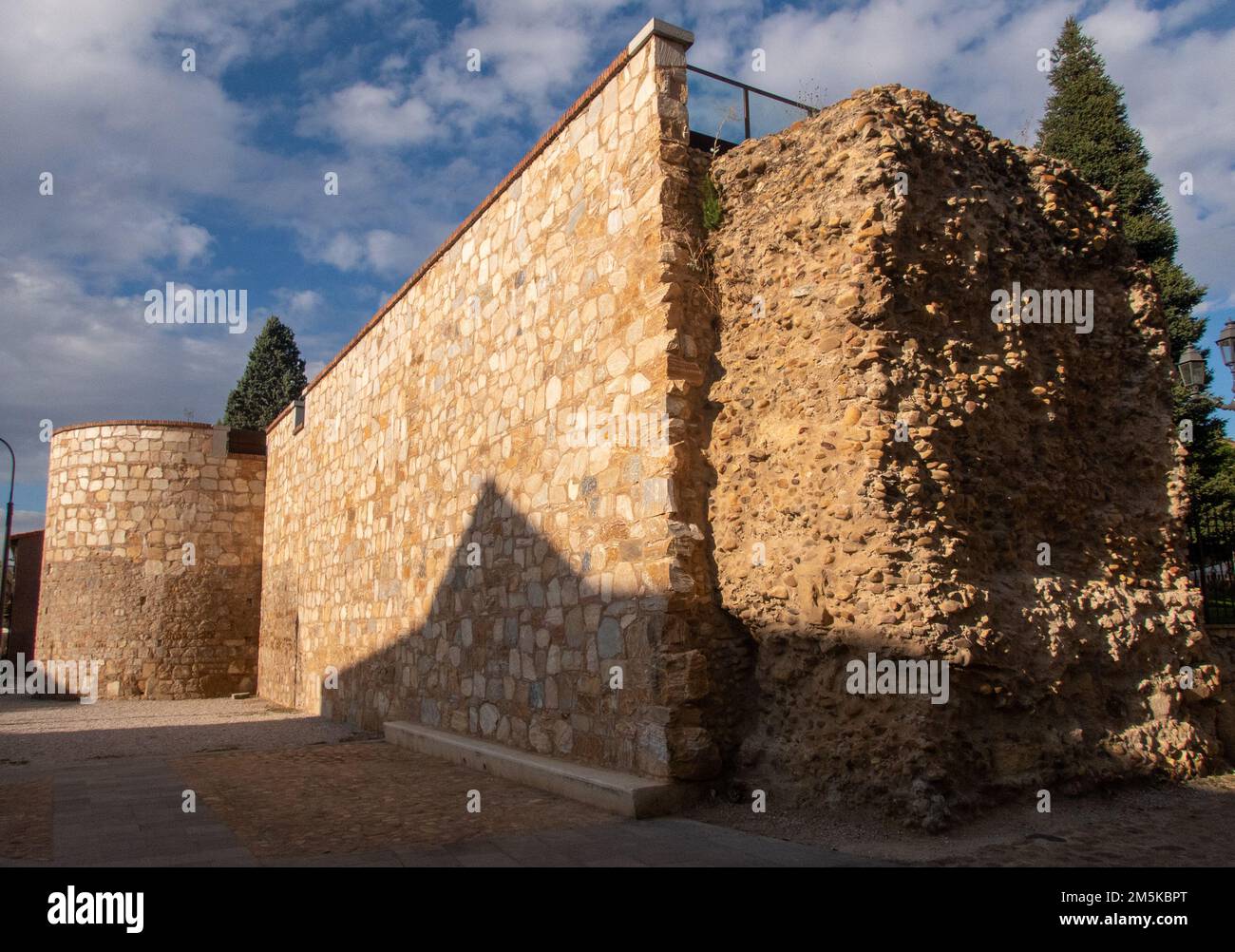 Un segment du mur de la ville romaine de León qui a été modifié et réparé tout au long du Moyen-âge. Banque D'Images