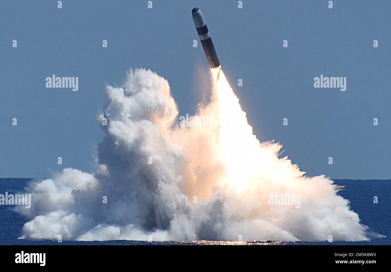 OCÉAN ATLANTIQUE (23 juin 2018) – lancement d'un missile Trident II D5 Life extension (D5LE) non armé à partir du sous-marin de missiles balistiques de classe Ohio USS Alaska (SSBN 732) lors d'un essai d'évaluation du commandant (cet) au large de la côte de Floride. L'objectif principal d'un cet est de valider les attentes en matière de performances du système d'armes stratégiques (SWS) Trident II D5LE sur les bateaux déployés de façon stratégique, et ce test particulier a conclu les D5LE vols de population cet pour le SSBN de classe Ohio. Les tests futurs seront des tests d'évaluation de suivi du commandant (FCET) et sont requis dans le cadre d'une préparation rigoureuse Banque D'Images