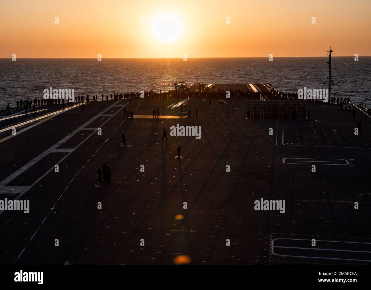 Les marins de l'USS Gerald R. Ford (CVN 78) effectuent un déstockage de débris d'objets étrangers sur le plateau de vol avant les opérations de vol, à 22 mars 2022. Ford est en cours dans l'océan Atlantique en menant la certification de plate-forme de vol et la qualification de transporteur d'ailes aériennes dans le cadre de la phase de base sur mesure du navire avant le déploiement opérationnel. Banque D'Images