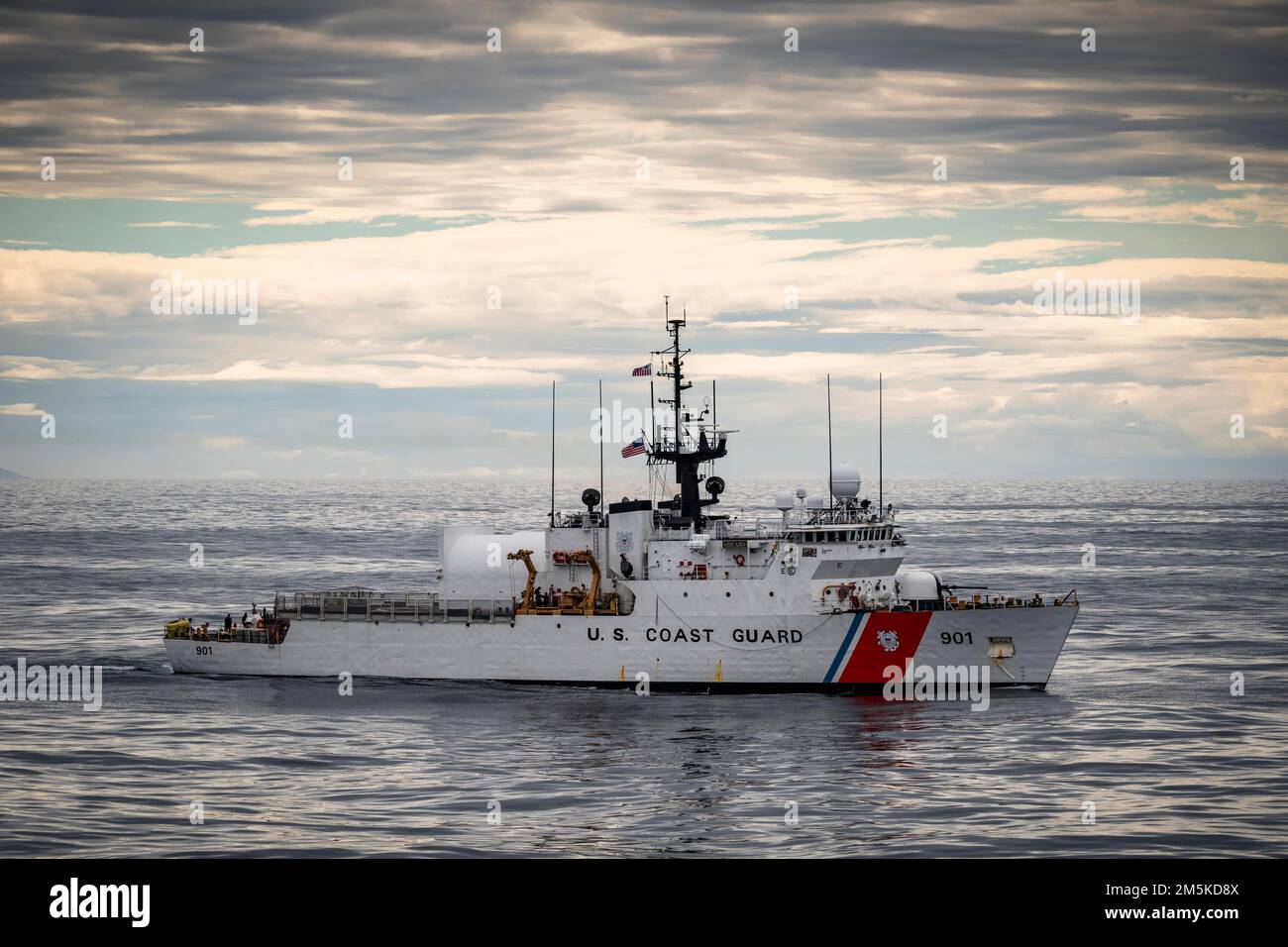 Le Cutter de la Garde côtière des États-Unis (USCGC) Ours en mer pendant l'exercice nordique de la Marine royale du Canada 'opération Nanook'. Banque D'Images