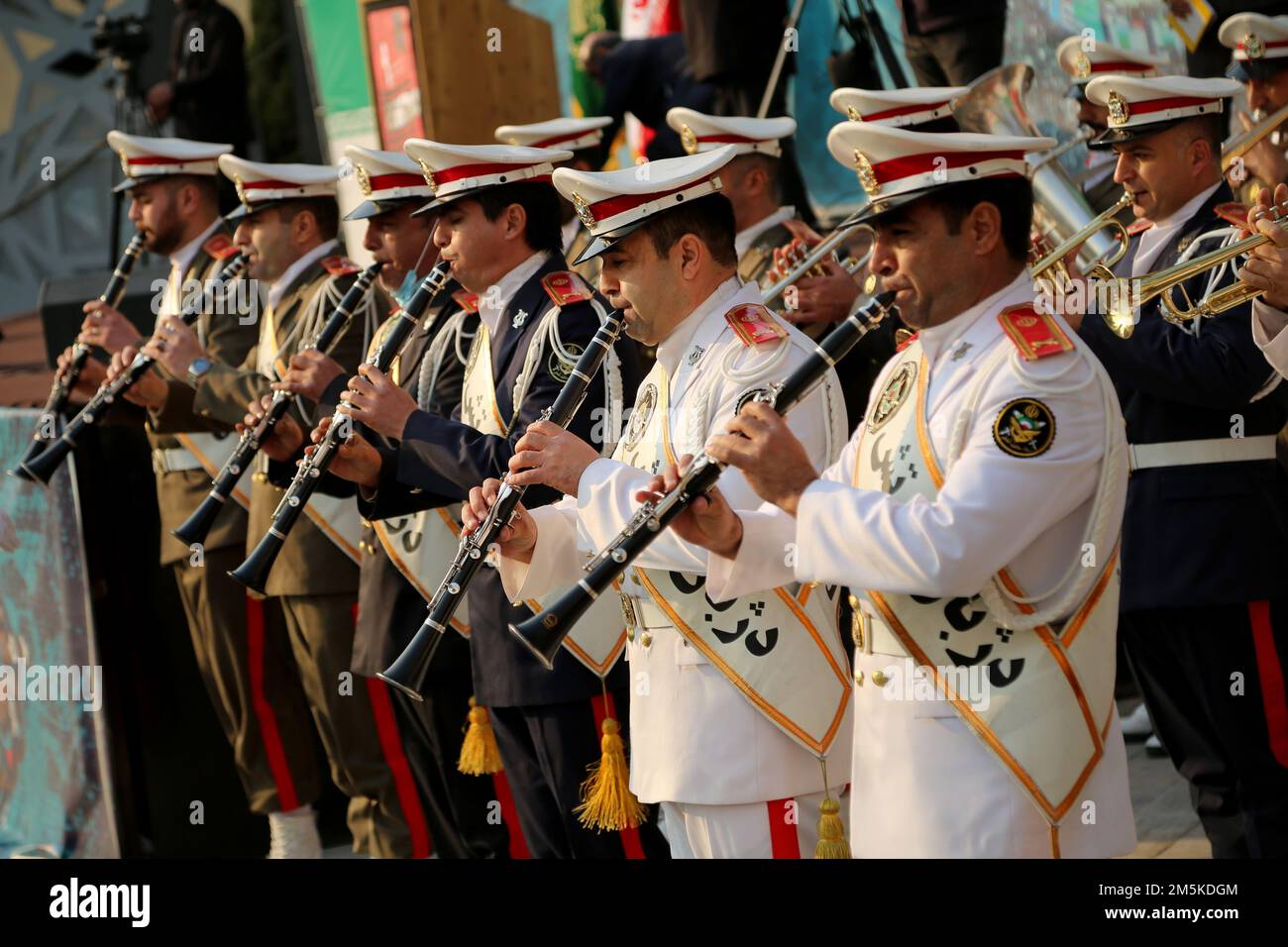 Téhéran, Téhéran, Iran. 29th décembre 2022. Des officiers de l'armée de la République islamique d'Iran jouant l'hymne national de l'Iran lors du rassemblement du Dey 9 anniversaire sur la place de l'Imam Hossein dans le centre-ville de Téhéran, en Iran, sur 29 décembre 2022. Le 30 décembre 2009, des rassemblements pro-gouvernementaux, également connus sous le nom d'épopée de Dey 9, ont eu lieu dans diverses villes iraniennes, dont Téhéran, Shiraz, Arak, Qom et Ispahan. Les rassemblements ont eu lieu en réponse aux protestations d'Ashura, où les manifestants ont fait des actes ce jour-là, notamment applaudir, siffler et s'engager dans d'autres expositions gaies, considérées comme une violation d'un rouge Banque D'Images