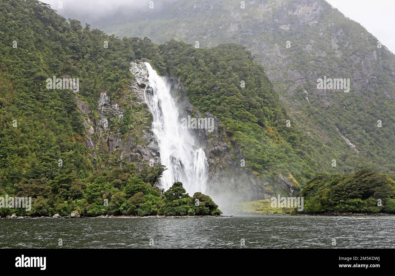 Vue sur Lady Bowen Falls - Milford Sound, Nouvelle-Zélande Banque D'Images