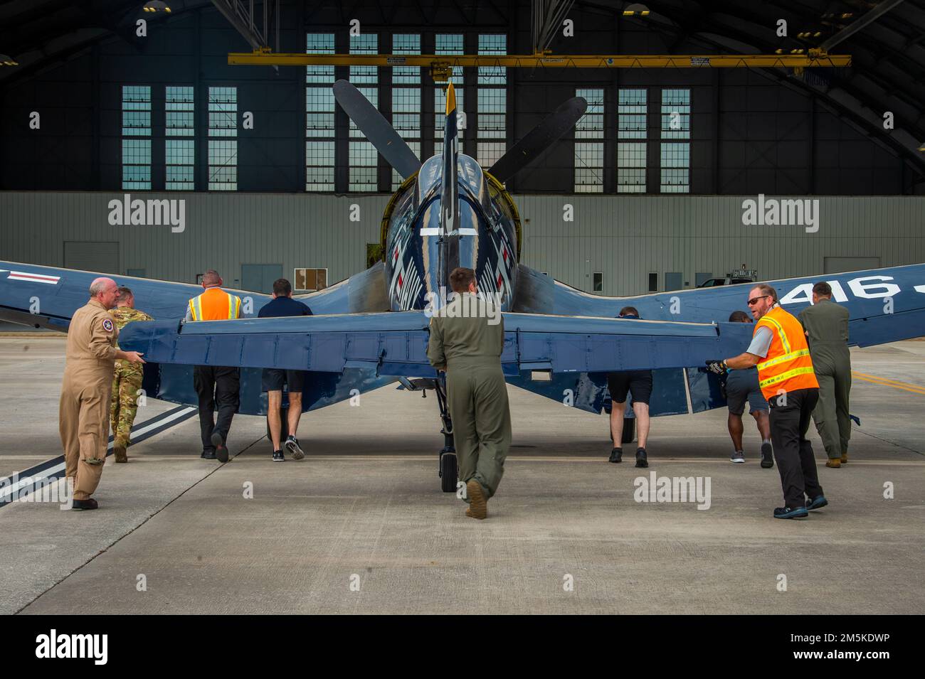 Le personnel de la base aérienne de MacDill pousse le corsaire « Korean War Hero » F4U-4 dans un hangar à la base aérienne de MacDill, Floride, 22 mars 2022. Le pilote actuel de la corsair, Jim Tobul, a entamé un processus de reconstruction de 10 ans du F4 en 1981 et a commencé à apparaître dans les salons de l'aviation en 1991. Banque D'Images