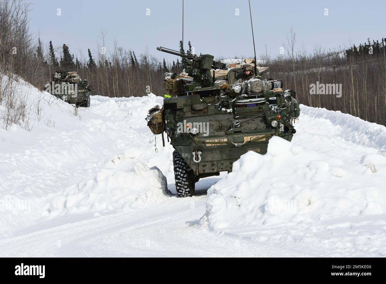 Les véhicules Stryker du 3rd Bataillon, 21st Infantry Regiment traversent une série d'obstacles de berme de neige dans la zone d'entraînement de Donnelly au cours du joint Pacific multinational Readiness Centre 22-02, le 22 mars 2022. Cet exercice est conçu pour valider l’entraînement, la préparation et les capacités par temps froid de l’équipe de combat de la Brigade Stryker de l’Alaska 1st de l’Armée américaine, 25th de la Division d’infanterie. (Photo de l'armée/John Pennell) Banque D'Images