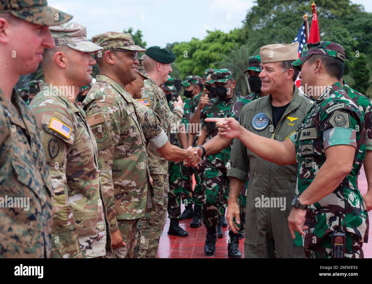 DJAKARTA (21 mars 2022) Commandant, États-Unis John C. Aquilino, commandant du Commandement Indo-Pacifique, et Andika Perkasa, commandant indonésien des Forces armées nationales, font des présentations à leur personnel lors d'une cérémonie officielle de bienvenue avant un appel de bureau pour discuter de la sécurité régionale dans l'Indo-Pacifique et des exercices militaires à venir entre les États-Unis et l'Indonésie. Aquilino est en Indonésie avec des dirigeants régionaux pour renforcer les États-Unis Indonésie et réaffirment l'importance d'une Indo-Pacifique libre et ouverte. Banque D'Images