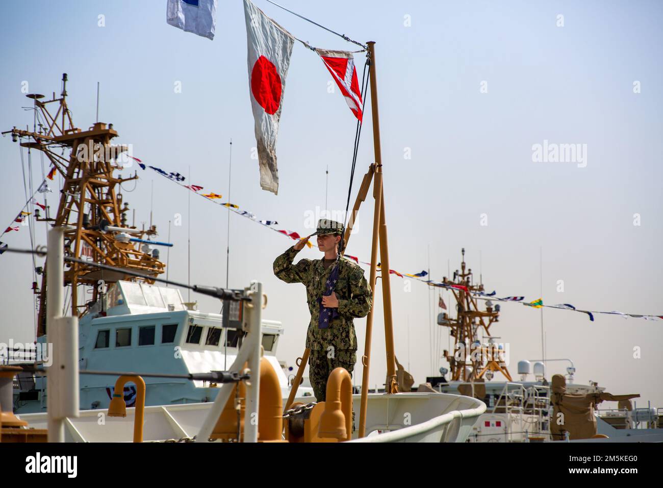 220322-A-RM286-1140 ACTIVITÉ DE SOUTIEN NAVAL BAHREÏN (22 mars 2022) la Matelot de 1re classe Carmen Caver, affectée à la MONOY de l'USCGC (WPB 1326), rend hommage lors de la cérémonie de désaffectation de l'USCGC Maui (WPB 1304), de la Monomoy et de la Wrangell de l'USCGC (WPB 1332) à bord de l'activité de soutien naval Bahreïn (22 mars). Maui, Monomoy et Wrangell ont exploité la zone d'exploitation de la flotte américaine 5th depuis 2003 à l'appui de l'opération liberté irakienne, liberté durable, détermination inhérente et Spartan Shield. Banque D'Images 220322-A-RM286-1140 ACTIVITÉ DE SOUTIEN NAVAL BAHREÏN (22 mars 2022) la Matelot de 1re classe Carmen Caver, affectée à la MONOY de l'USCGC (WPB 1326), rend hommage lors de la cérémonie de désaffectation de l'USCGC Maui (WPB 1304), de la Monomoy et de la Wrangell de l'USCGC (WPB 1332) à bord de l'activité de soutien naval Bahreïn (22 mars). Maui, Monomoy et Wrangell ont exploité la zone d'exploitation de la flotte américaine 5th depuis 2003 à l'appui de l'opération liberté irakienne, liberté durable, détermination inhérente et Spartan Shield. Banque D'Images